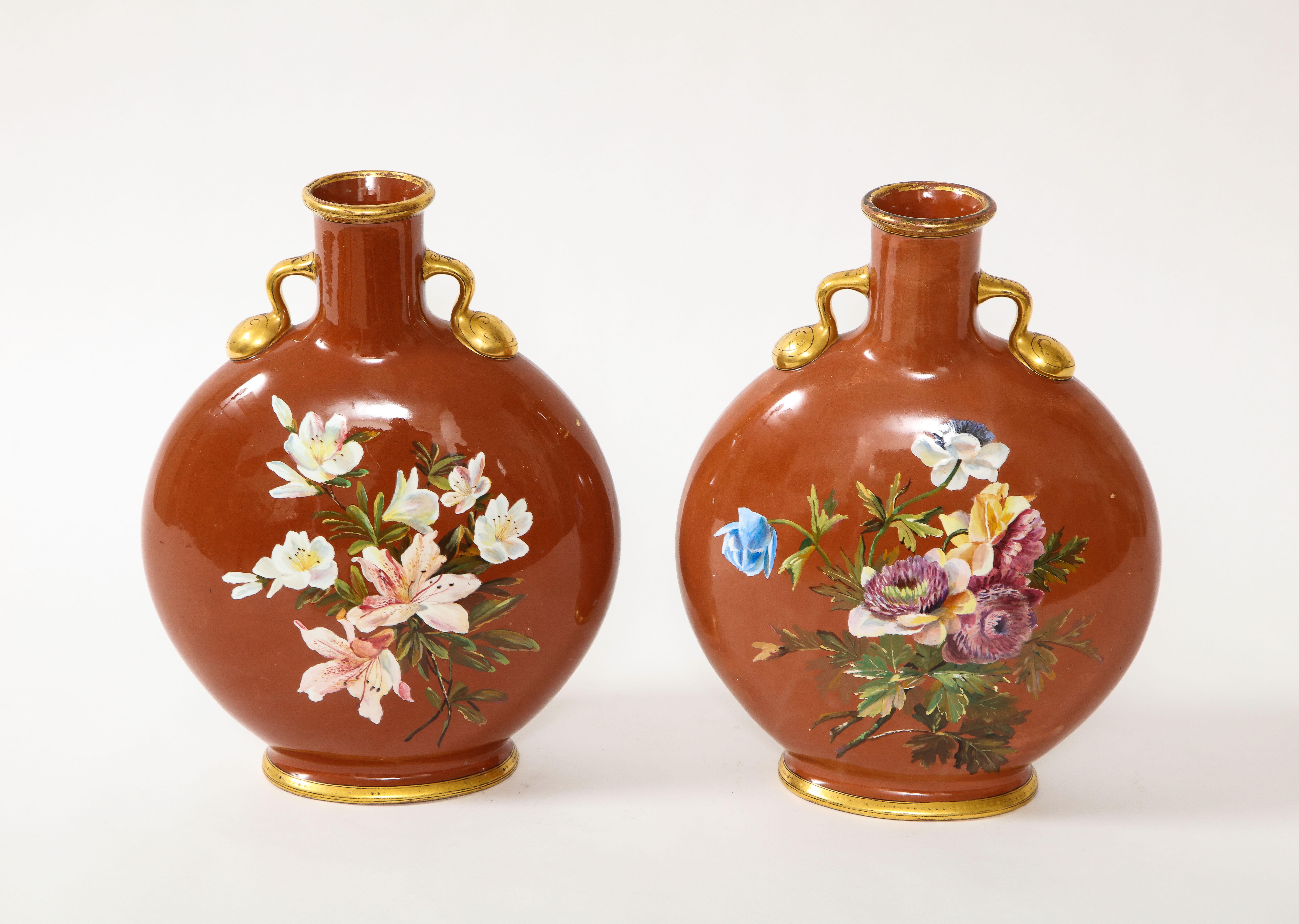 Paar englische Mintons-Mondflaschen mit floralem Motiv und vergoldetem Korallengrund (Louis XVI.) im Angebot