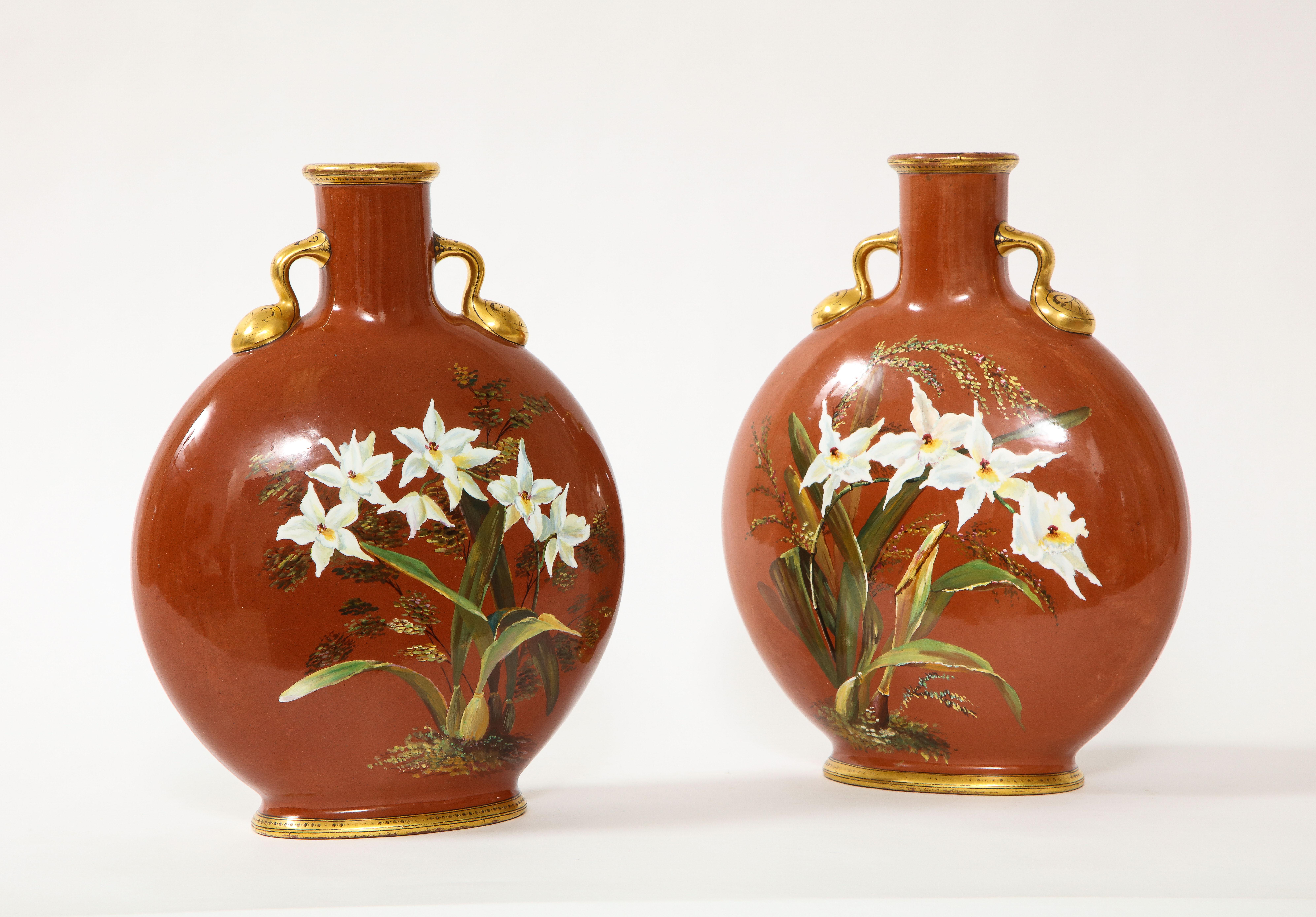 Paar englische Mintons-Mondflaschen mit floralem Motiv und vergoldetem Korallengrund (Handbemalt) im Angebot