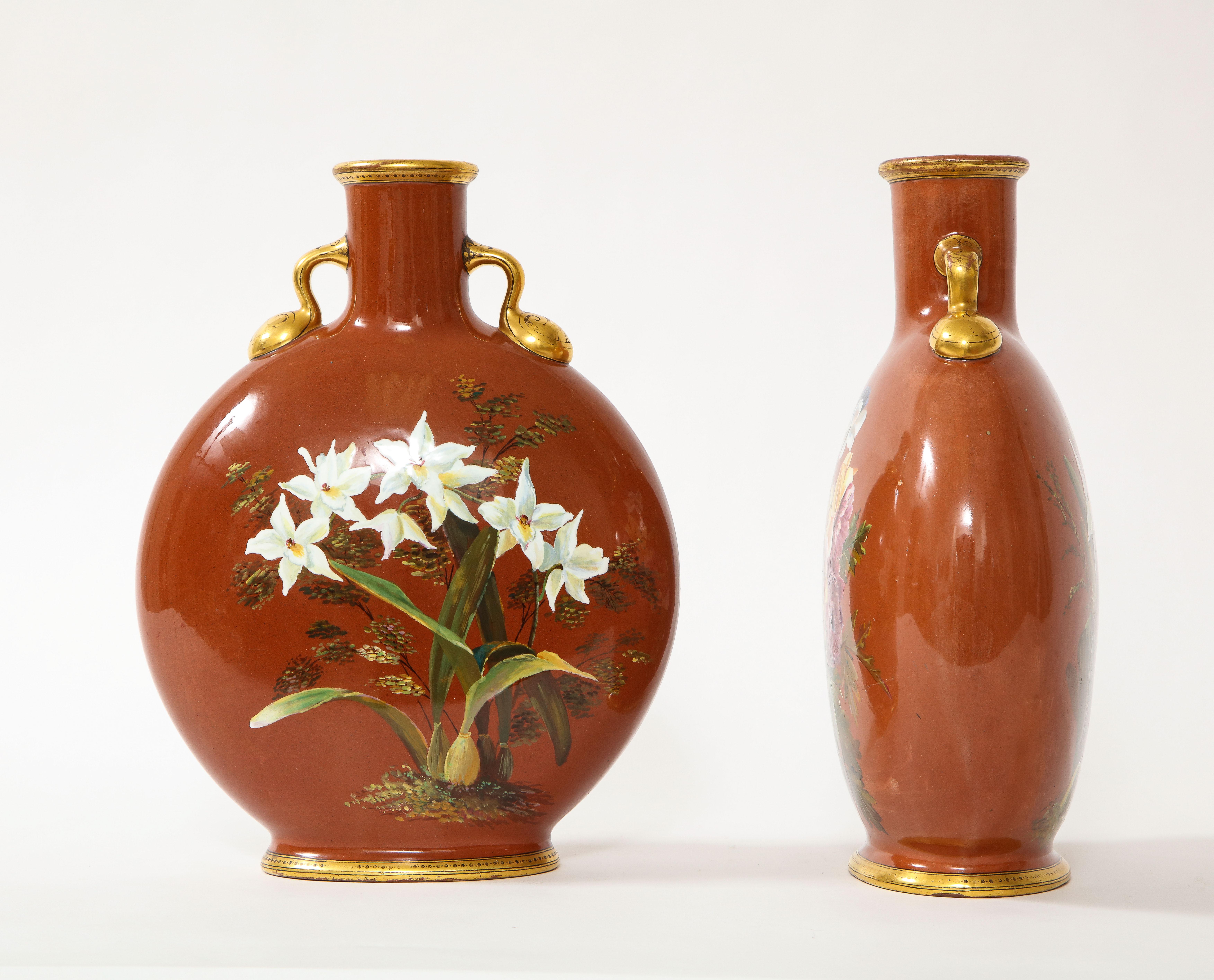 Paar englische Mintons-Mondflaschen mit floralem Motiv und vergoldetem Korallengrund (Porzellan) im Angebot