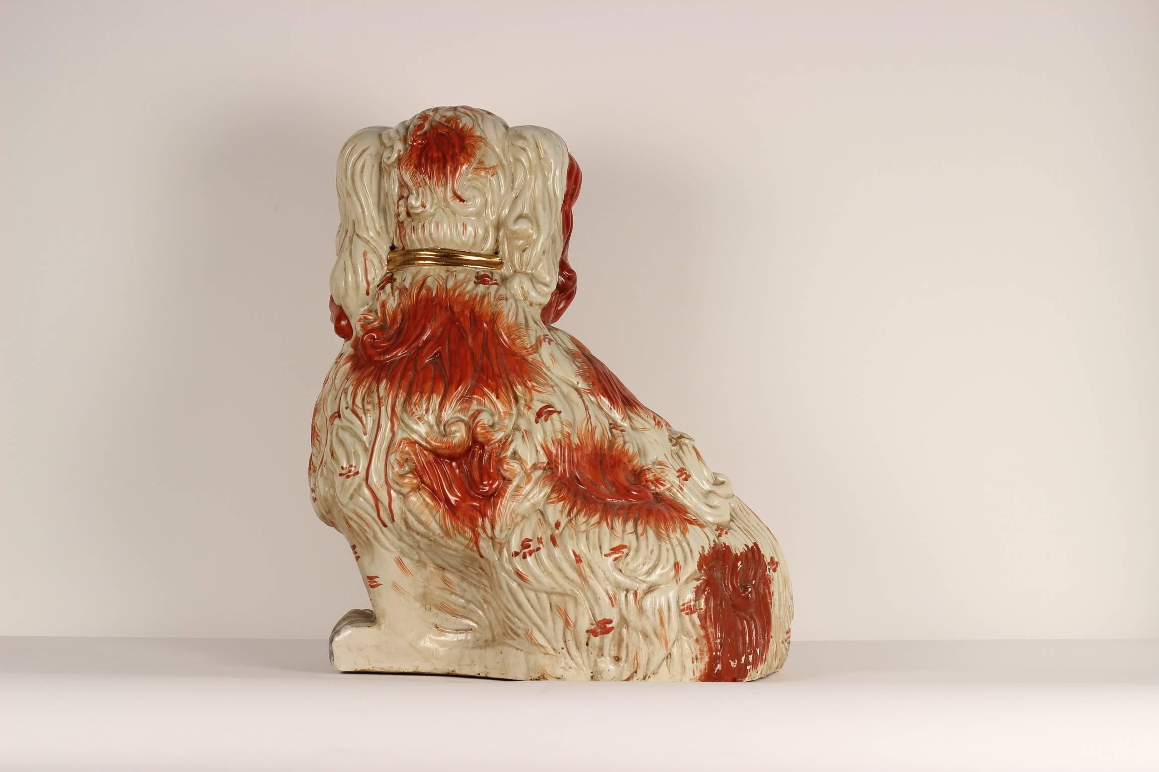 Une grande paire de figurines en porcelaine anglaise Staffordshire représentant des chiens épagneuls assis orange et blanc avec des laisses en chaîne dorée.
Leurs deux pattes avant sont séparées, un procédé plus délicat, donc rare, qui fait de cette
