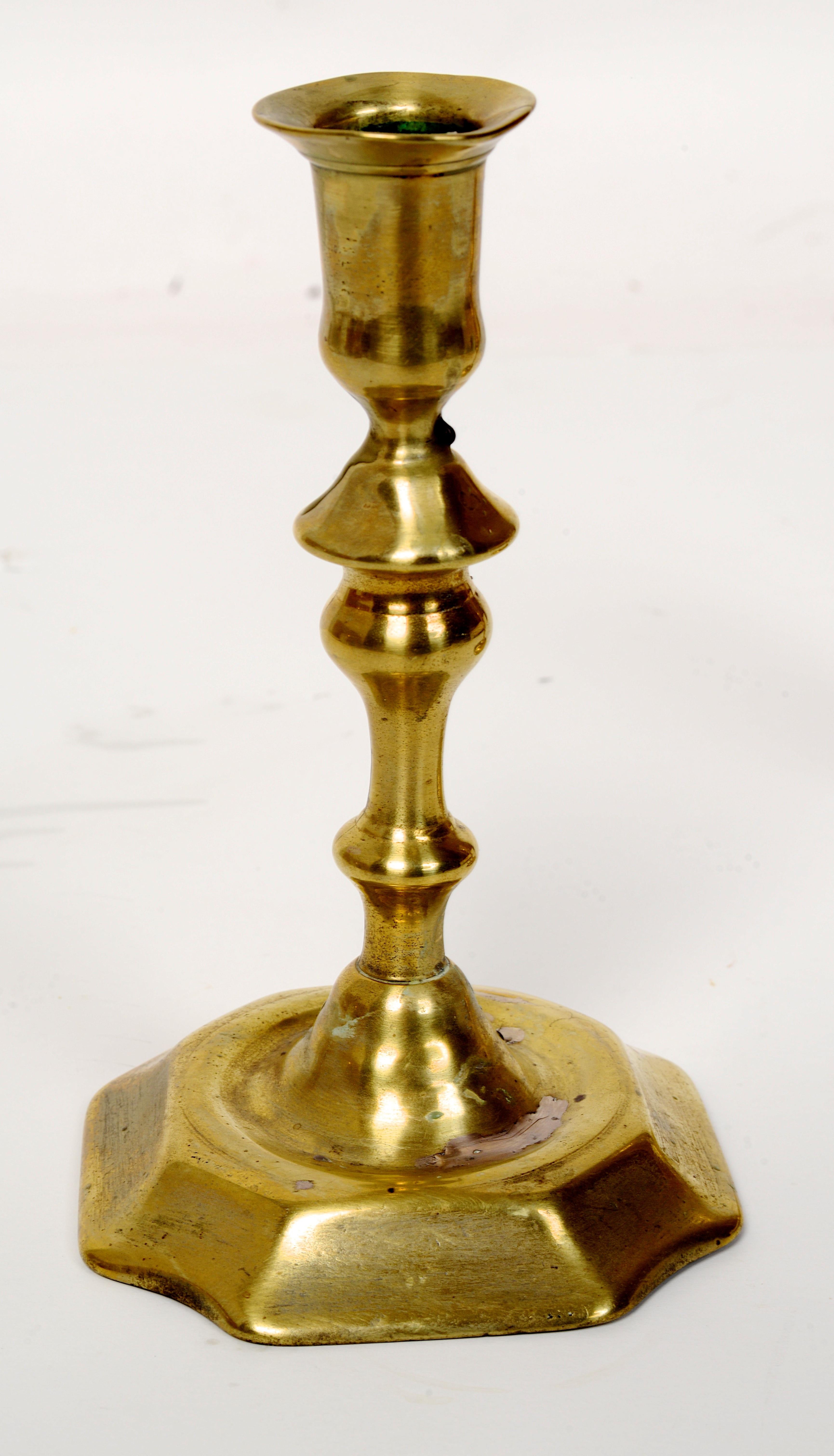 Coppia di candelieri a base di petali in ottone Queen Anne, 1730 ca. I tre alberi lobati sono stati fusi in due parti e si trovano su una base esagonale a petali rialzati. La base è stata fusa separatamente e fissata in modo permanente all'albero.