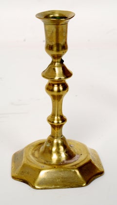 Coppia di candelieri a base di petali in ottone Queen Anne, 1730 ca.