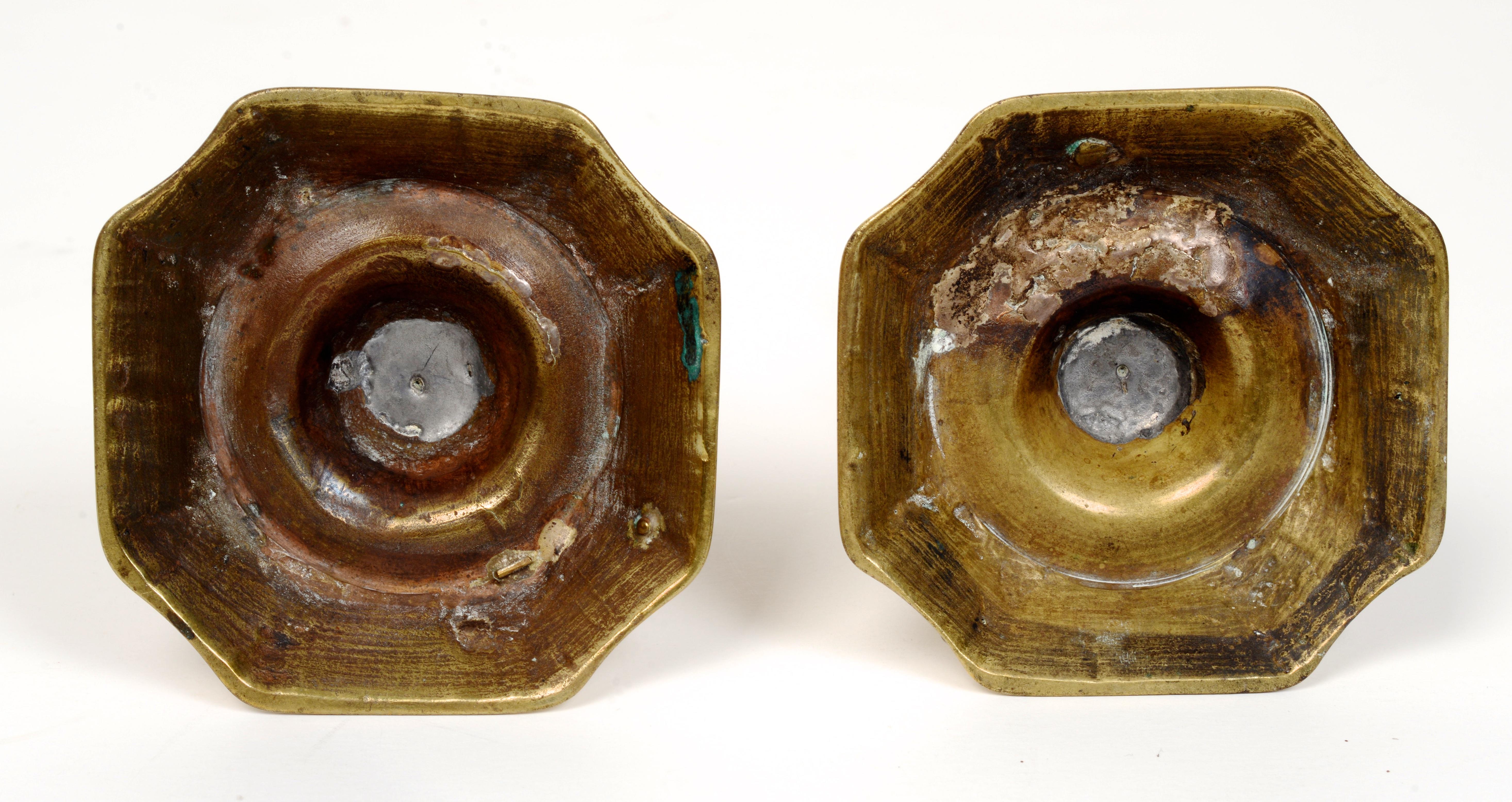 Coppia di candelieri a base di petali in ottone Queen Anne, 1730 ca. In condizioni discrete in vendita a valatie, NY