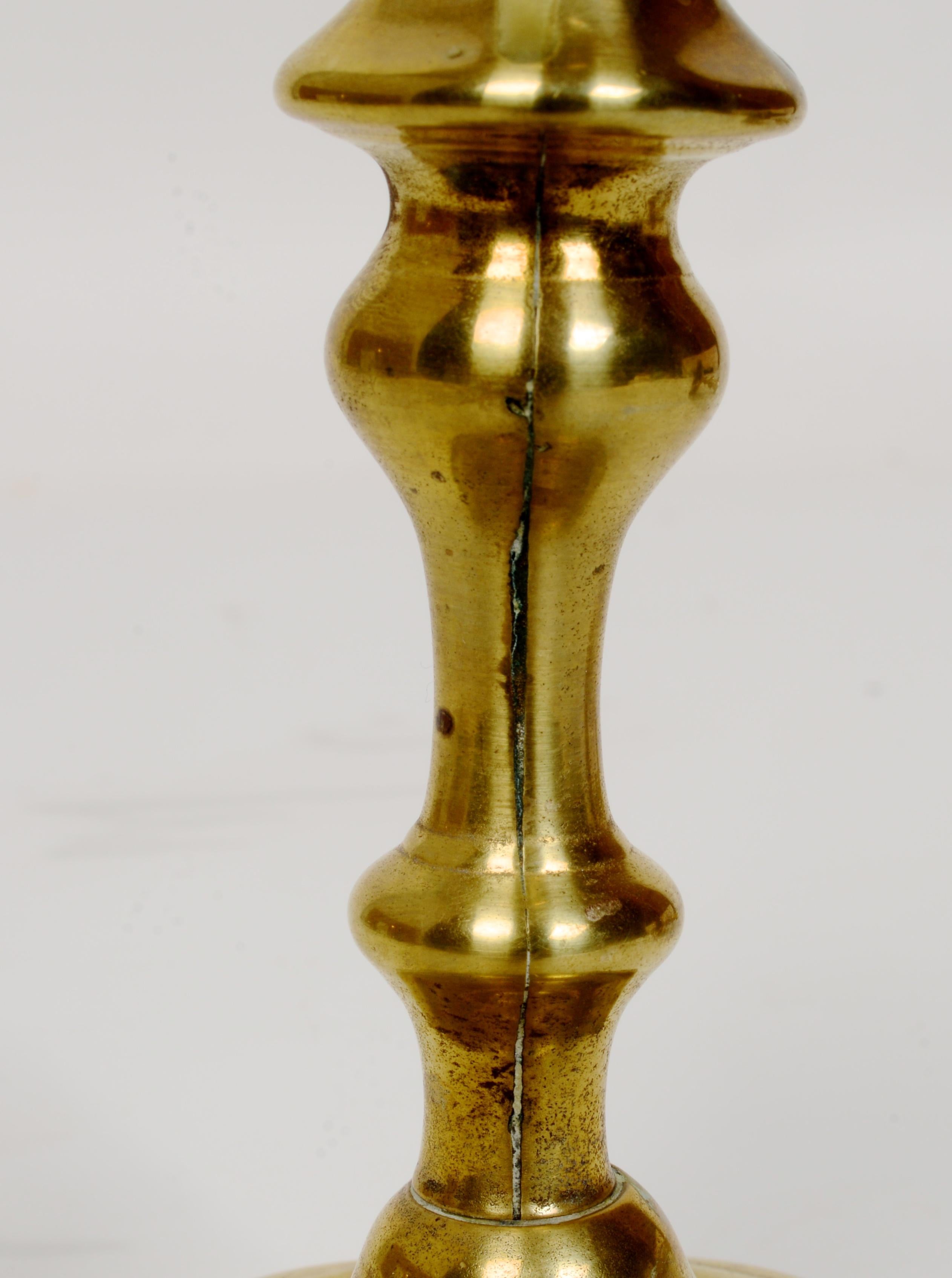 Ottone Coppia di candelieri a base di petali in ottone Queen Anne, 1730 ca. in vendita
