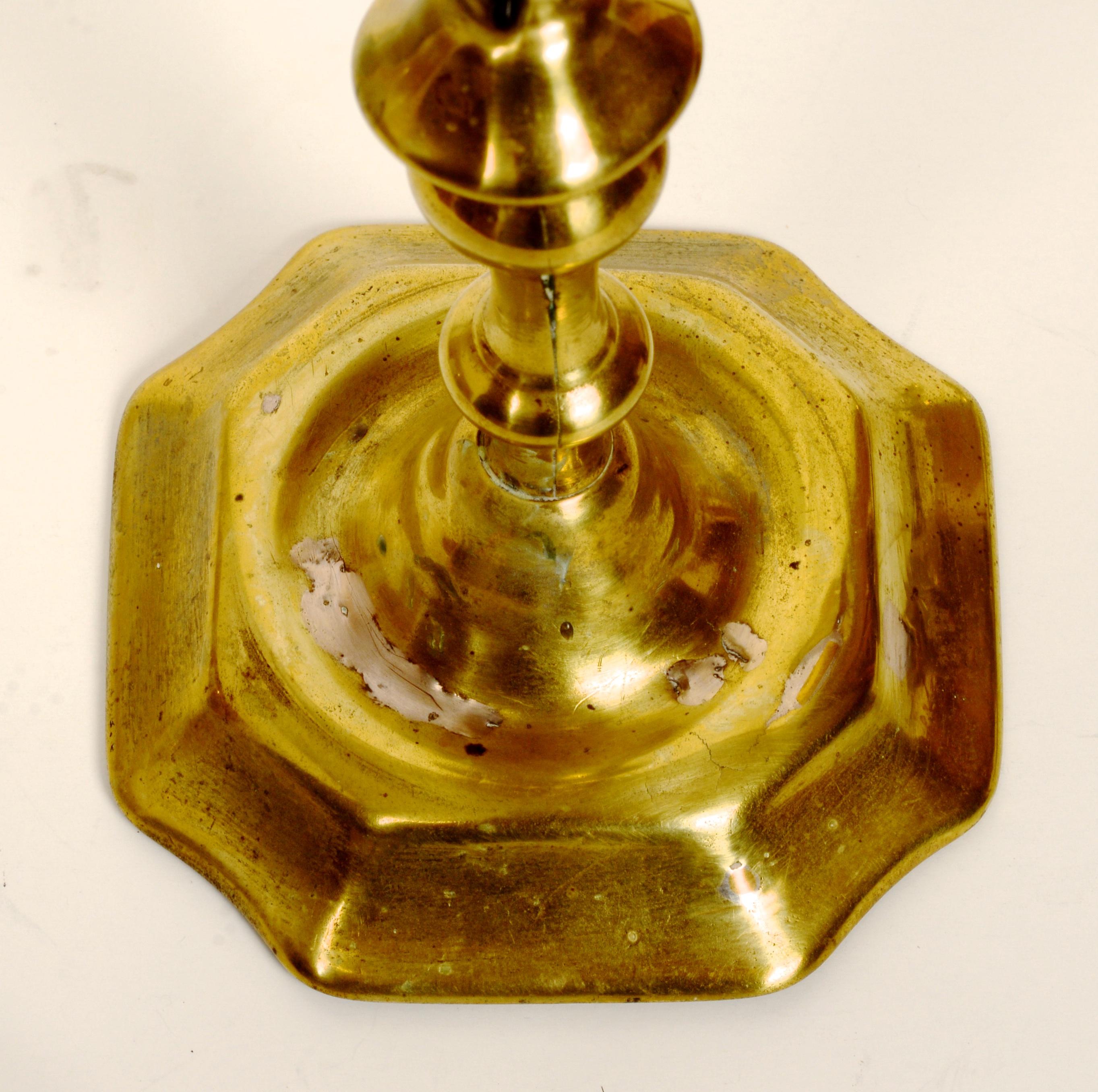 Coppia di candelieri a base di petali in ottone Queen Anne, 1730 ca. in vendita 1
