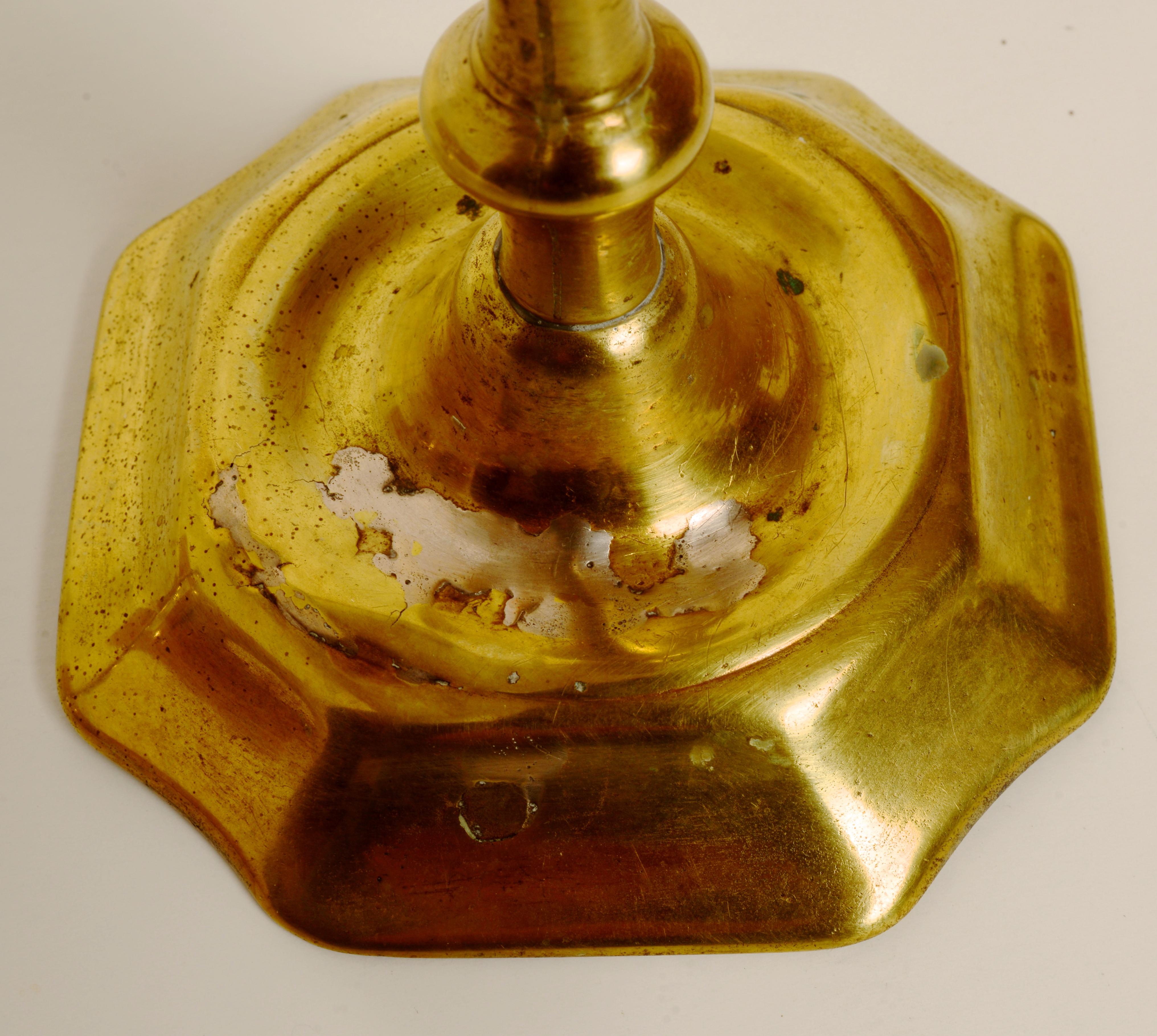 Coppia di candelieri a base di petali in ottone Queen Anne, 1730 ca. in vendita 2