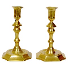 Paire de chandeliers anglais Queen Anne en laiton à base de pétales, vers 1730