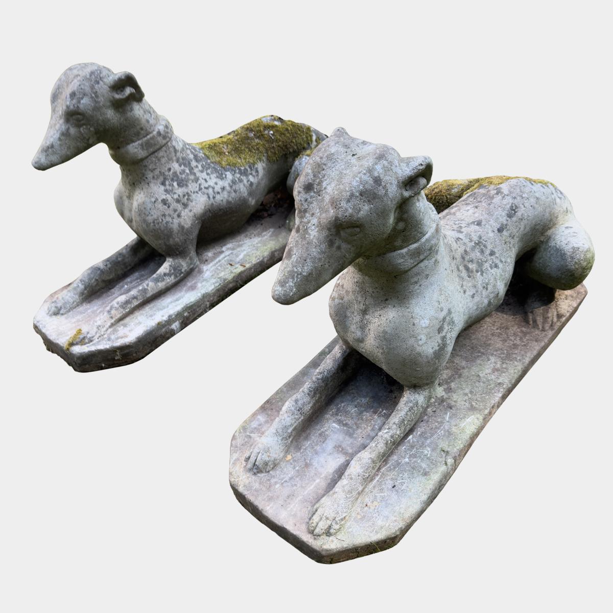 Un couple de whippets anglais Re Con Stone grandeur nature en vente 4