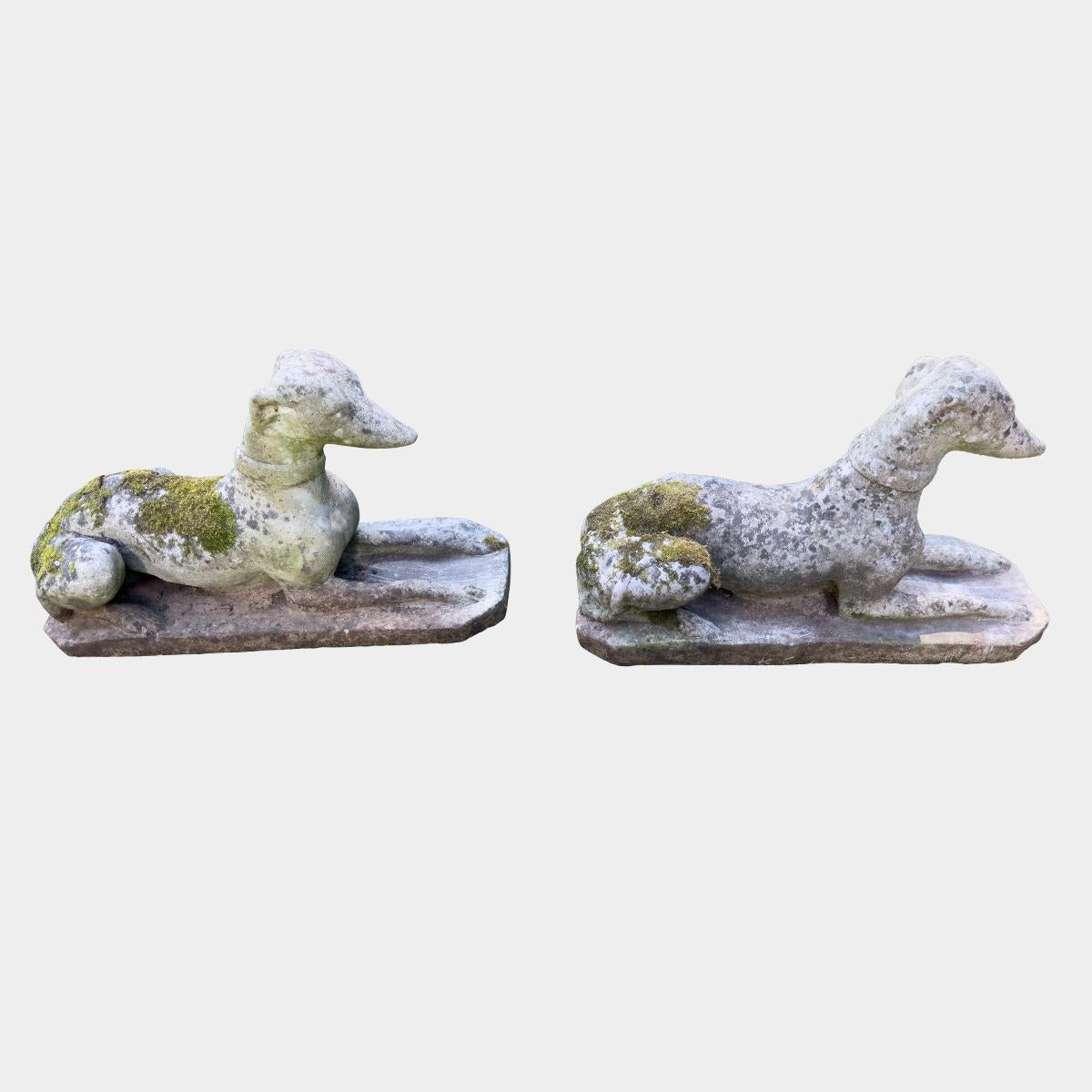 20ième siècle Un couple de whippets anglais Re Con Stone grandeur nature en vente