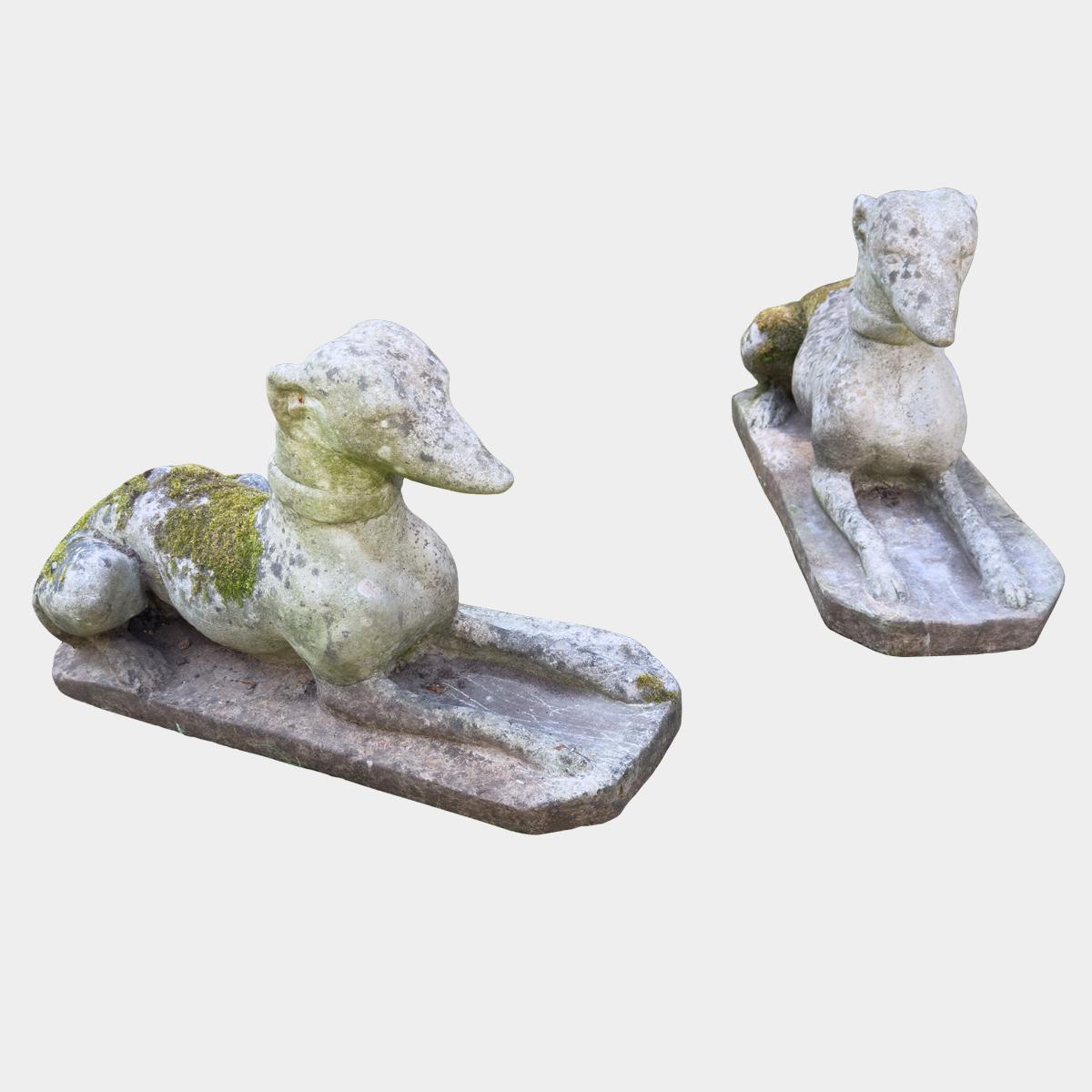 Pierre artificielle Un couple de whippets anglais Re Con Stone grandeur nature en vente