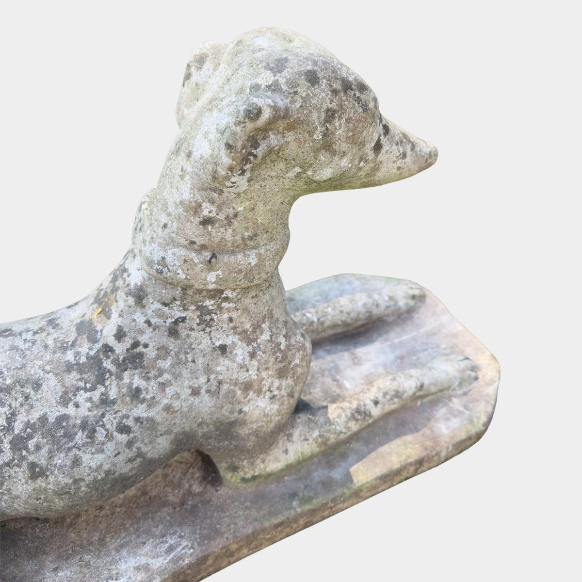Un couple de whippets anglais Re Con Stone grandeur nature en vente 1