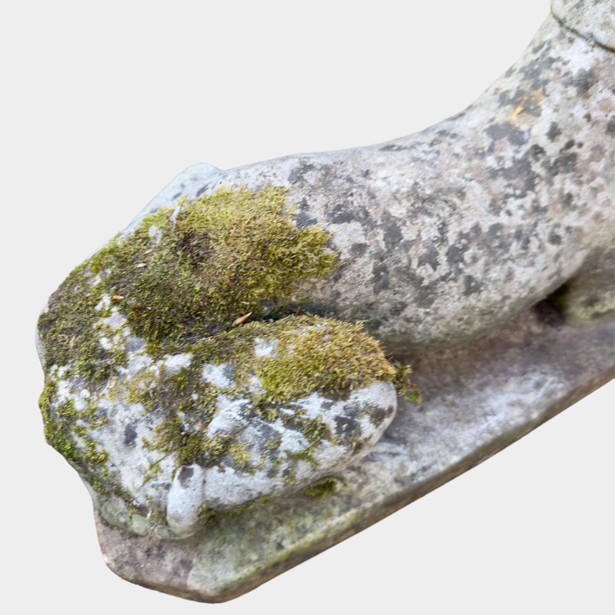 Un couple de whippets anglais Re Con Stone grandeur nature en vente 2