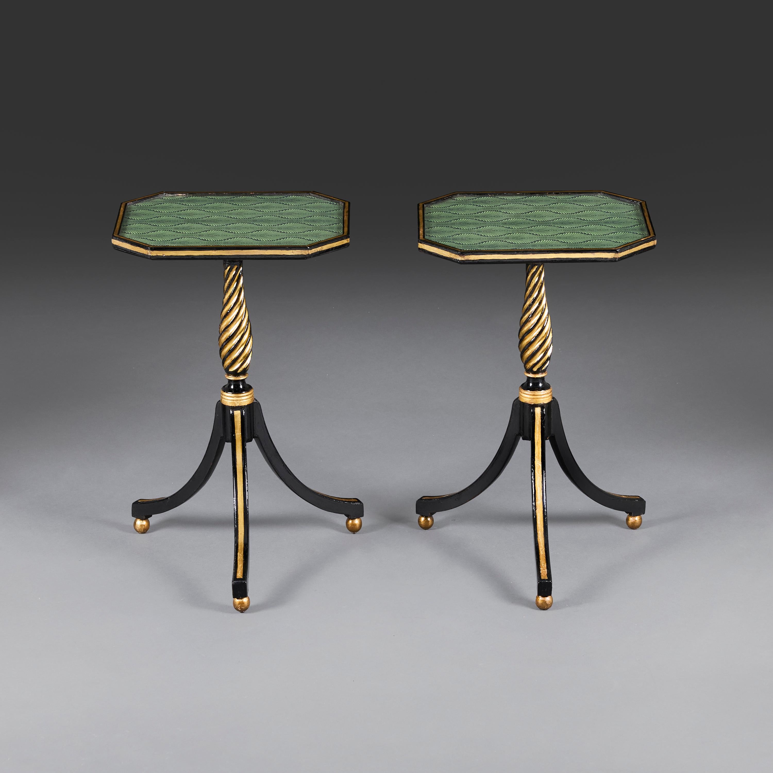 A Pair of English Regency Ebonised Tripod Tables In Good Condition For Sale In London, GB