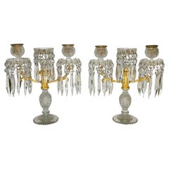 Paire de candélabres anglais de style Régence en bronze doré et verre taillé, attribuée à Blades