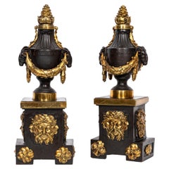 Pareja de candelabros ingleses de la Regencia con cabeza de carnero patinada y ormolu