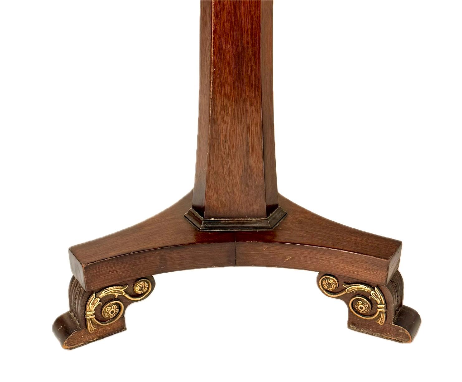 Anglais Paire de tables d'appoint de style Régence anglaise en bois de rose incrusté de laiton en vente