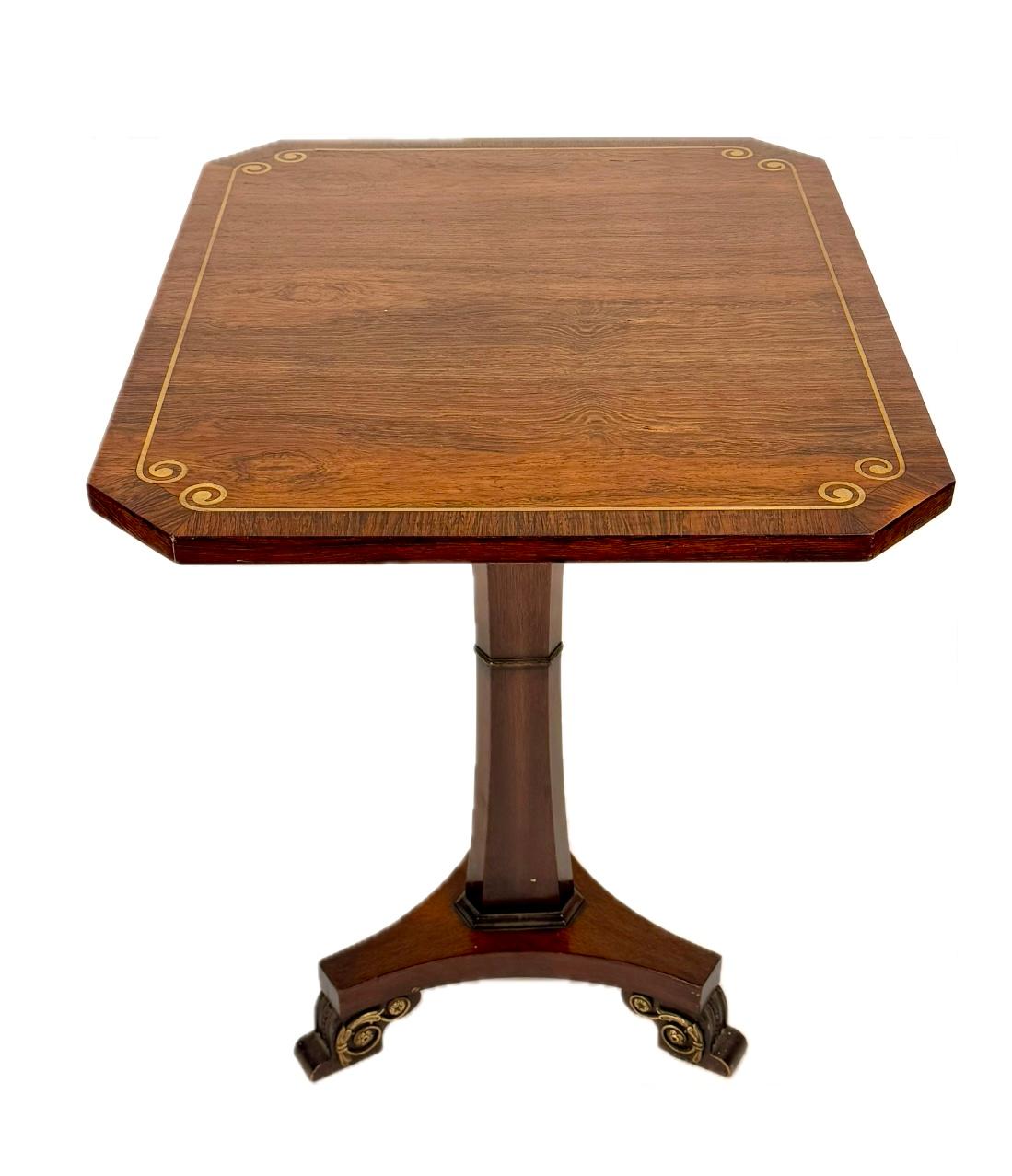 Paire de tables d'appoint de style Régence anglaise en bois de rose incrusté de laiton Bon état - En vente à Bradenton, FL