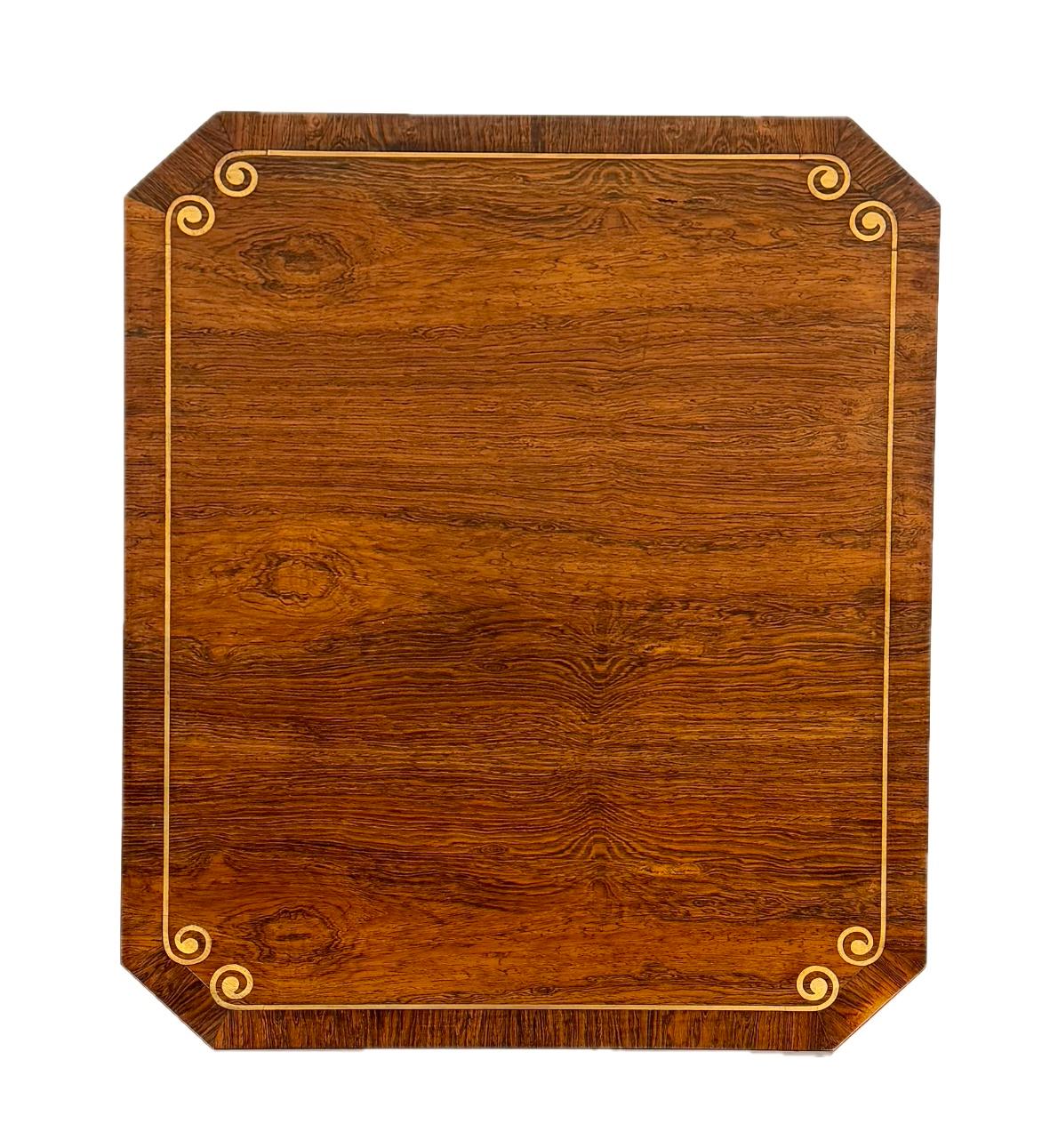 XIXe siècle Paire de tables d'appoint de style Régence anglaise en bois de rose incrusté de laiton en vente