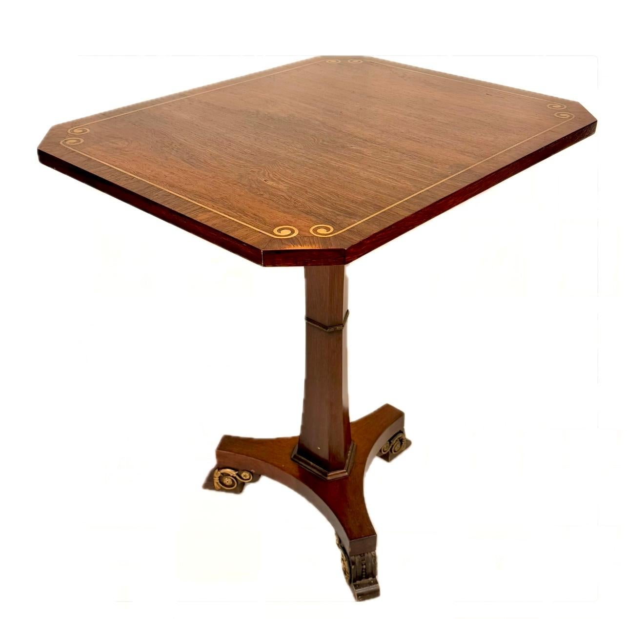 Bois de rose Paire de tables d'appoint de style Régence anglaise en bois de rose incrusté de laiton en vente