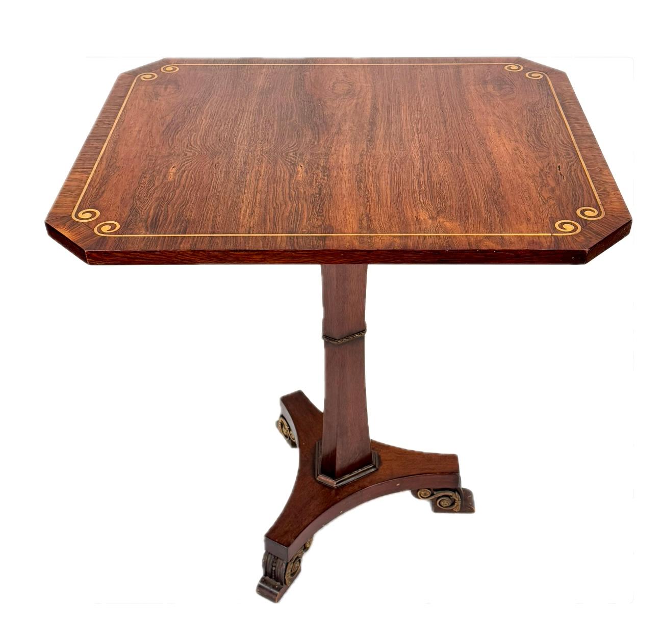 Paire de tables d'appoint de style Régence anglaise en bois de rose incrusté de laiton en vente 1