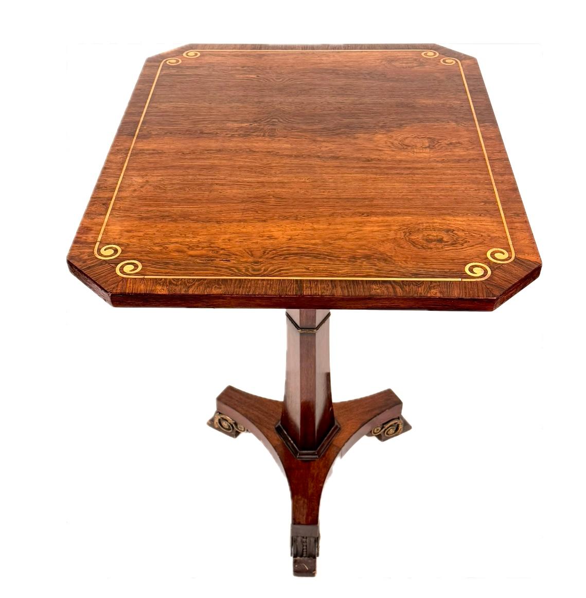 Paire de tables d'appoint de style Régence anglaise en bois de rose incrusté de laiton en vente 2