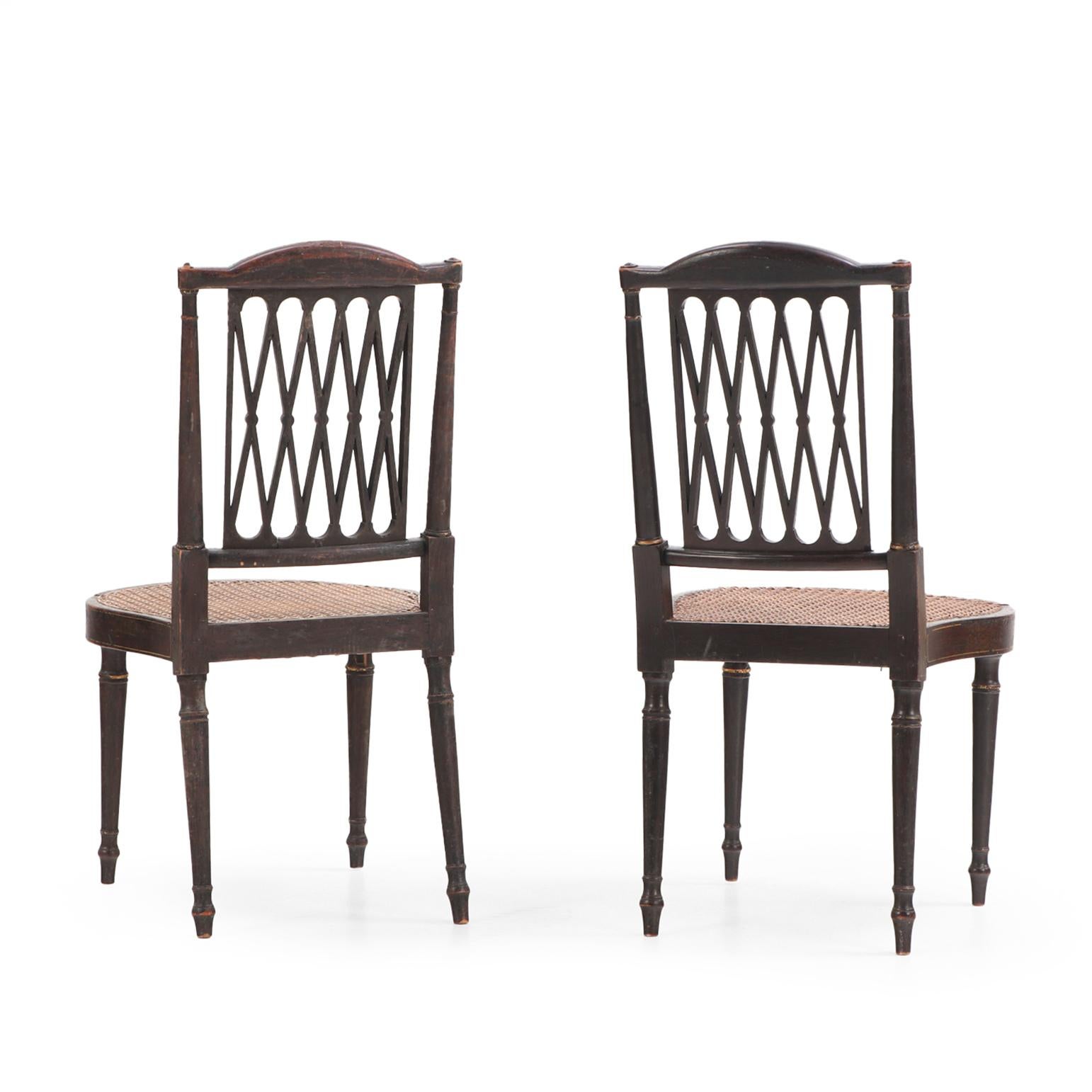 Réalisées dans un style saisissant avec des motifs dorés typiques sur fond noir, les crêtes sont légèrement arquées au-dessus des dossiers en treillis, ce qui confère une certaine légèreté au design. Chaque assise en rotin en forme de ballon ajoute