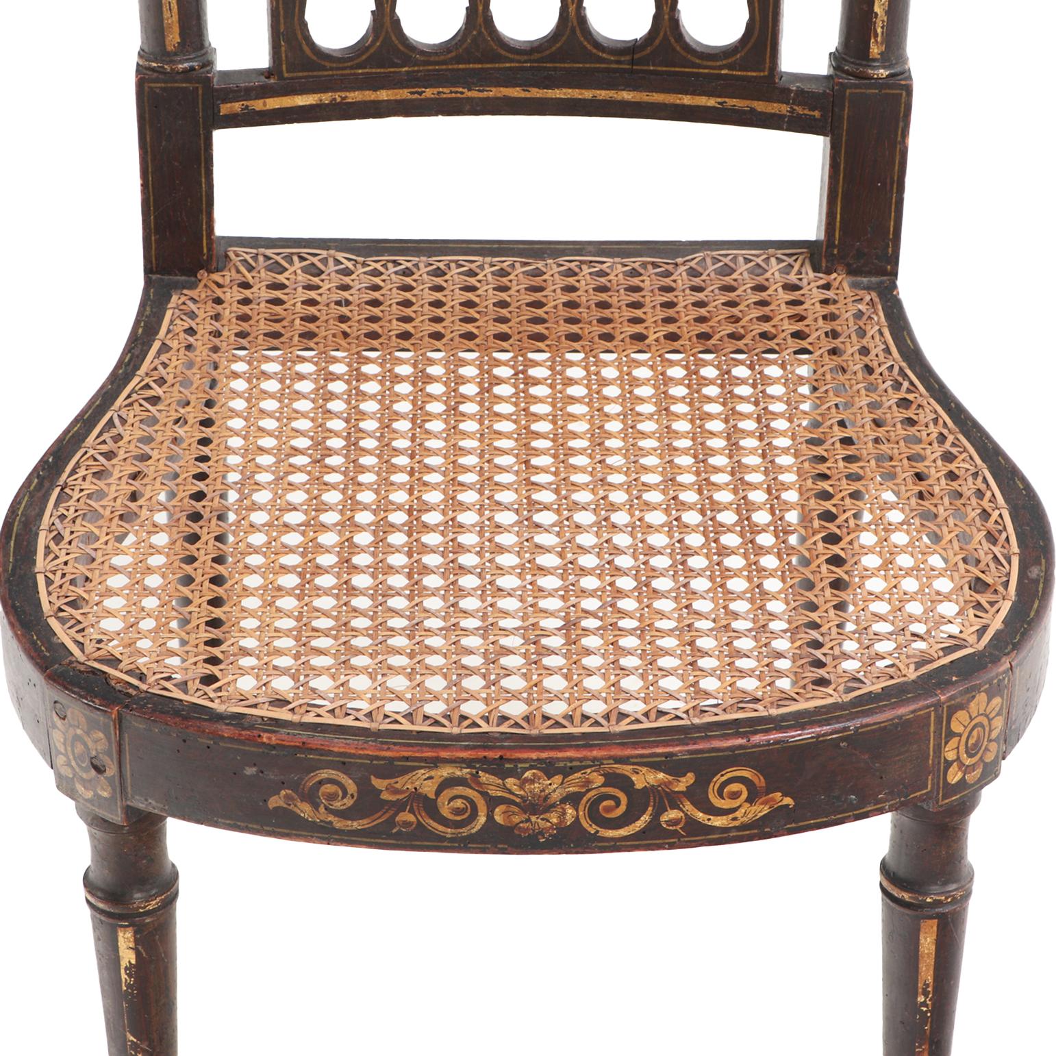 Peint Paire de chaises d'appoint décorées de style Regency anglais, A.I.C. en vente