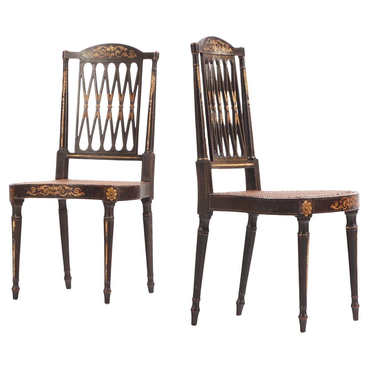 Coppia di sedie laterali decorate in stile Reggenza inglese, XIX sec.