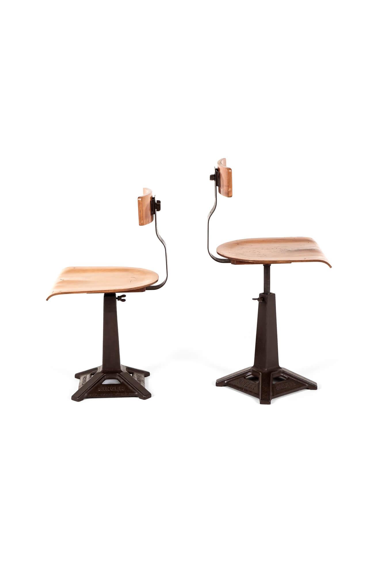 Ein außergewöhnliches Paar Hocker für Maschinenbauer von der Firma Singer incorporated.

Dieses schwere Hockerset hat noch den originalen gusseisernen Sockel und die vierarmigen Beine, unter denen der Stempel des Herstellers deutlich sichtbar