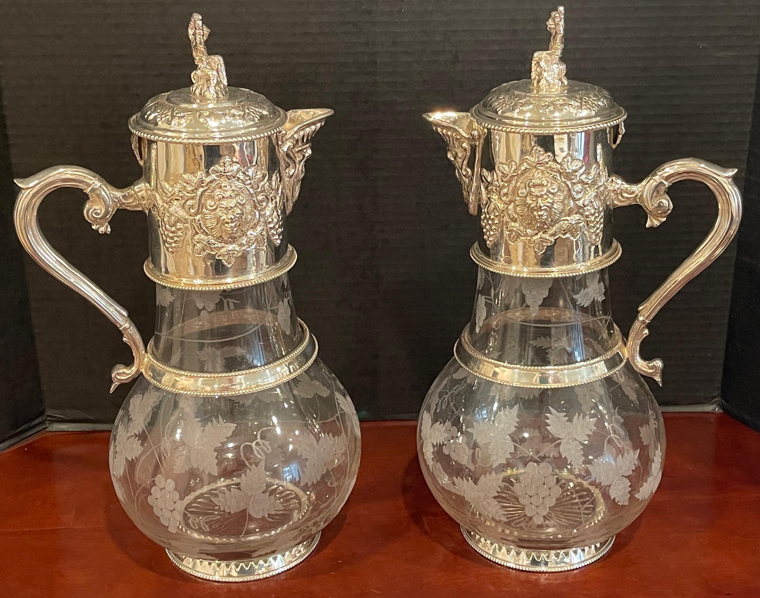 Ein Paar englische versilberte und gravierte Glaskrüge für Claret
England, 20. Jahrhundert 

Ein atemberaubendes Paar monumentaler englischer versilberter und gravierter Glas-Claret-Krüge aus dem 20. Jahrhundert. Jeder Krug ist beeindruckende 16