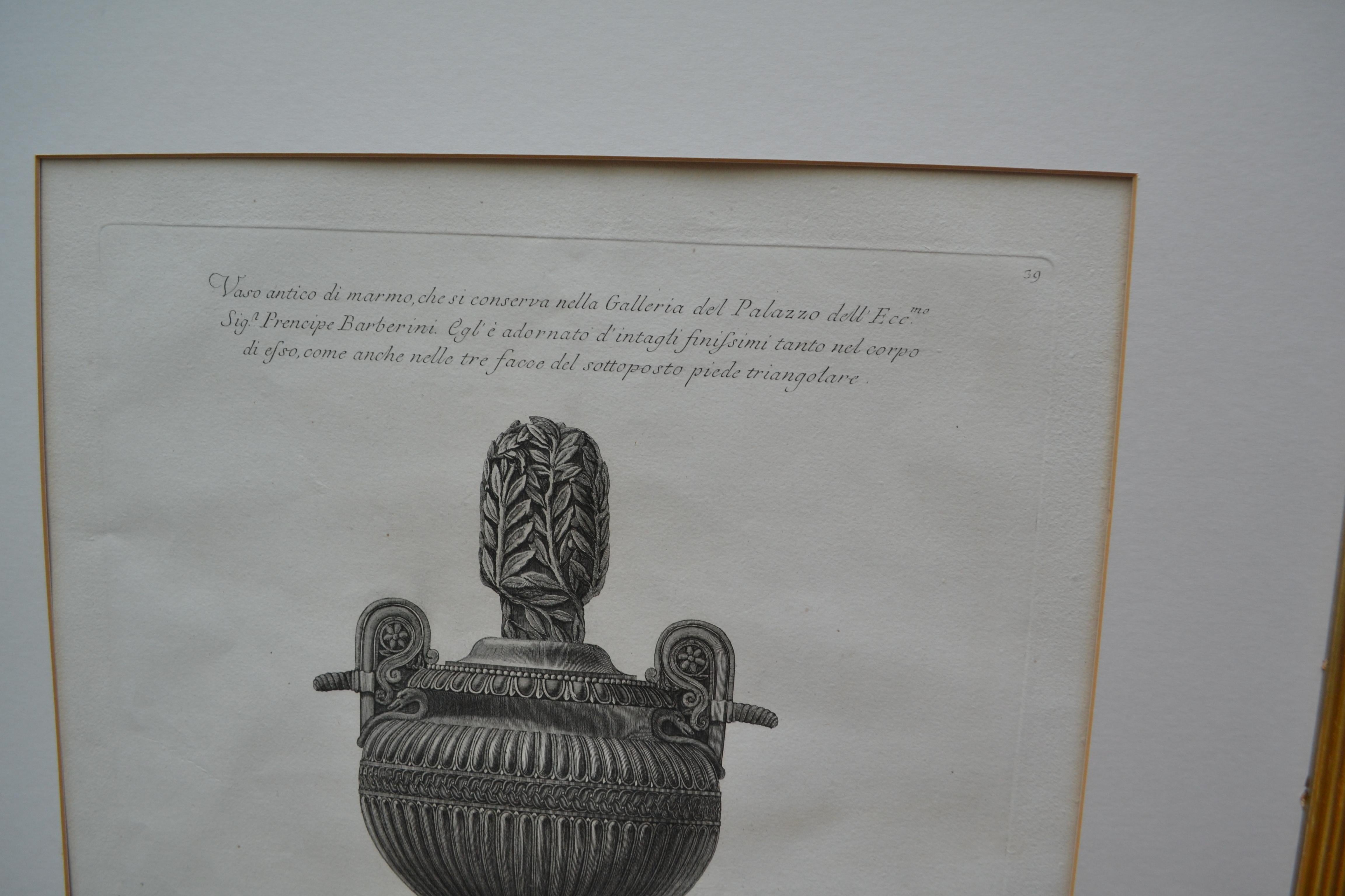 A  Ein Paar Gravuren einer neoklassizistischen Urnen von G.B. Piranesi/F. Piranesi im Angebot 2
