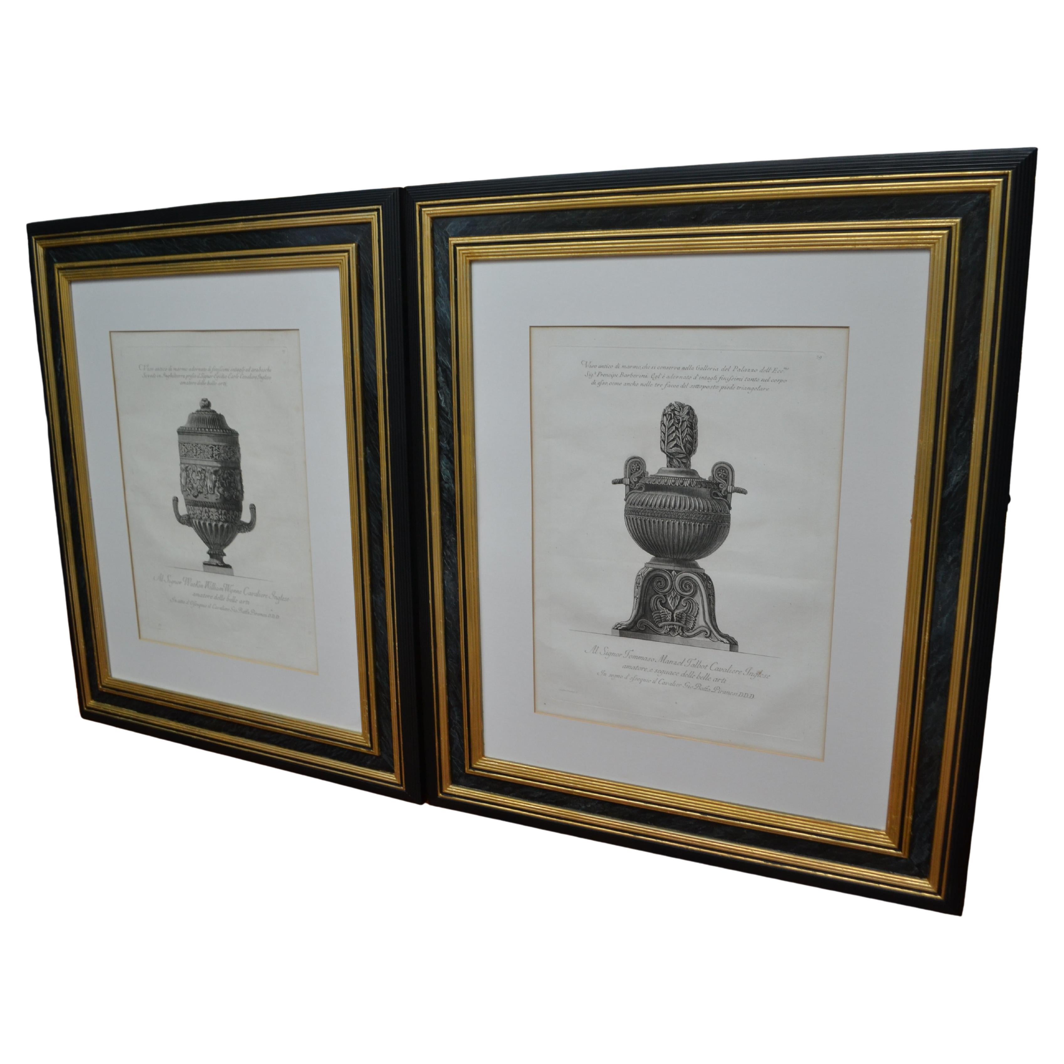 Ein Paar von  früh  Gerahmte und mattierte Stiche von neoklassischen Urnen aus dem 19.  Kupferstichkatalog von Giovanni Battista  Piranesi  (1720-1778), gestochen posthum von seinem ältesten Sohn Francesco Piranesi ( 1758-1810)

Im Zentrum beider