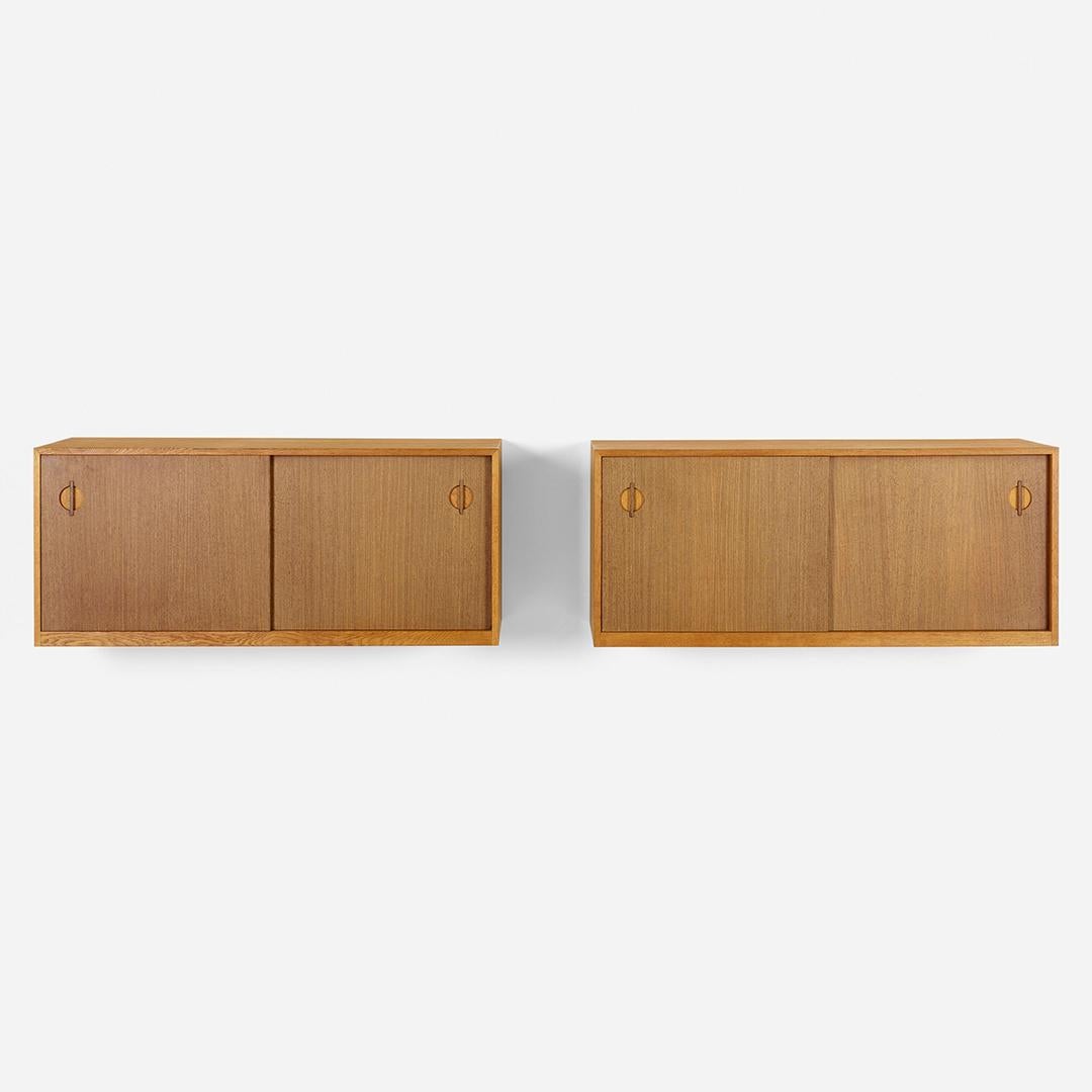 Una squisita coppia di armadi a muro di Erik Wörts realizzati in Oak e Wengé. Questi armadi offrono un mix perfetto di stile e funzionalità, con linee pulite e tonalità ricche e contrastanti. 

Informazioni su Erik Wörts
Nato nel 1922, Wörts è stato