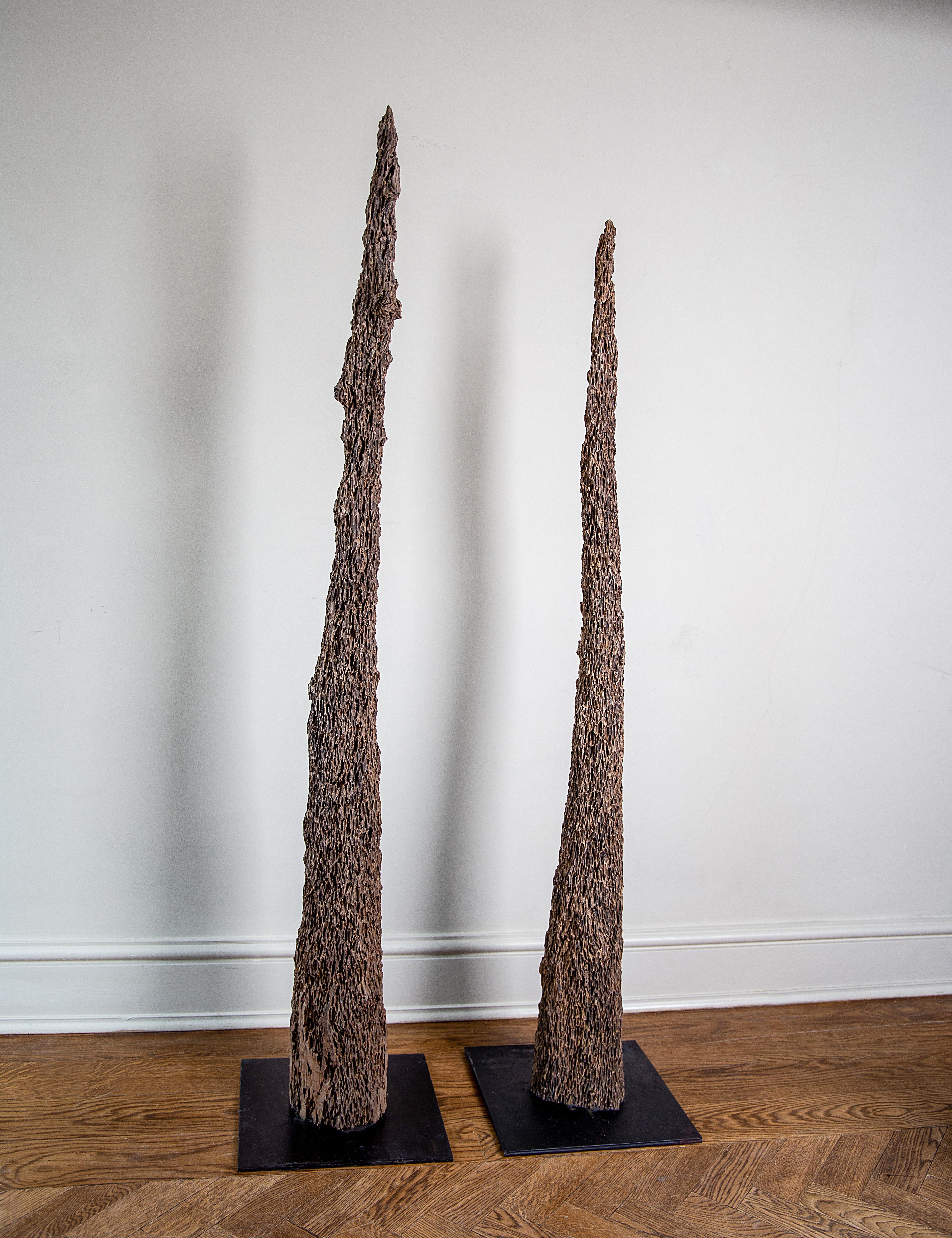 These sculptural forms are the result of erosion over time. Fixed as upright poles on the seabed by fisherman on the French Atlantic coast, these objects are designed to grow mussels in tidal waters.

  