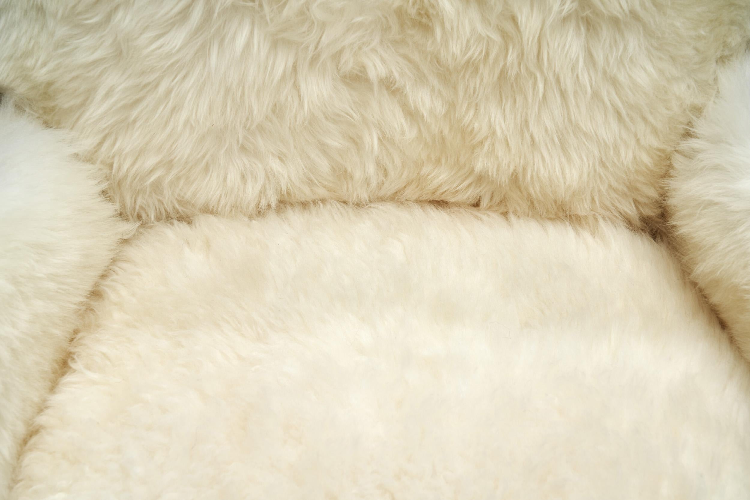 Paire de fauteuils européens en peau de mouton blanche, Europe 20ème siècle en vente 3