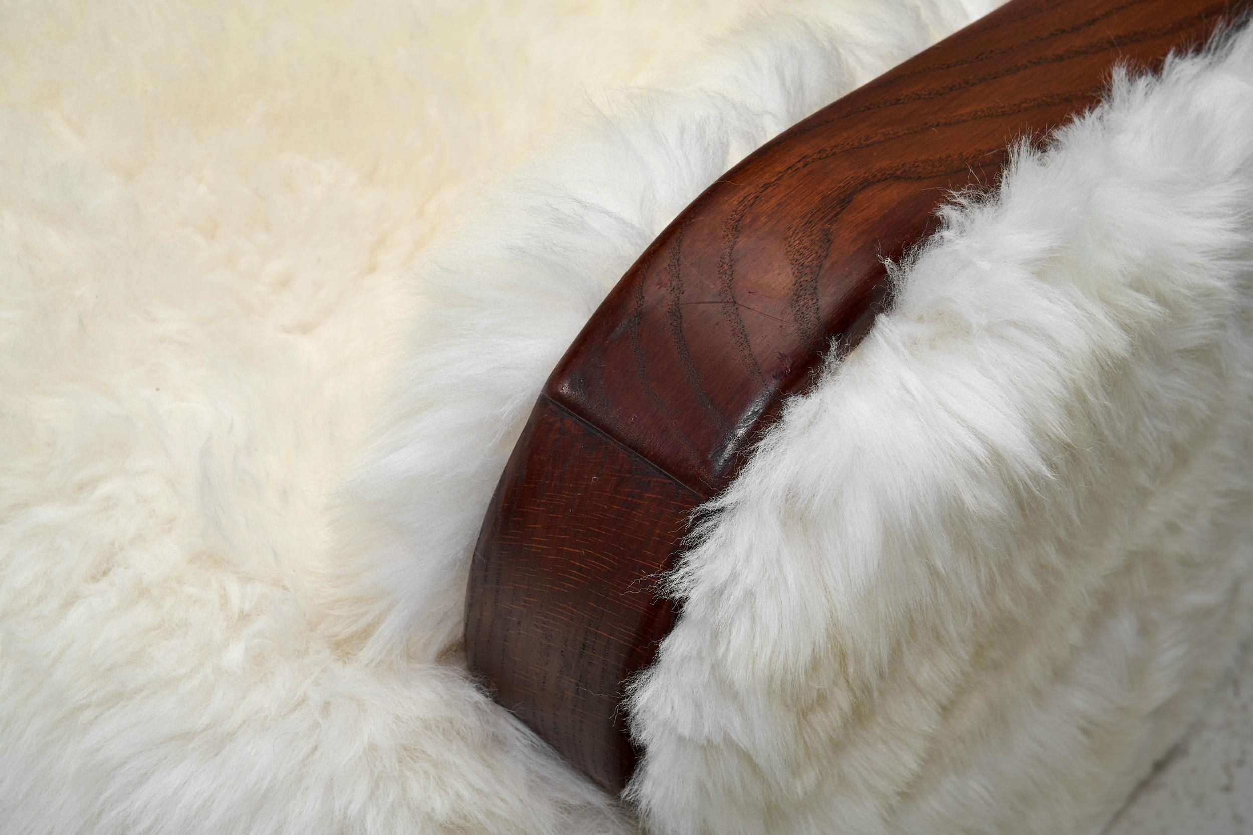 Paire de fauteuils européens en peau de mouton blanche, Europe 20ème siècle en vente 4