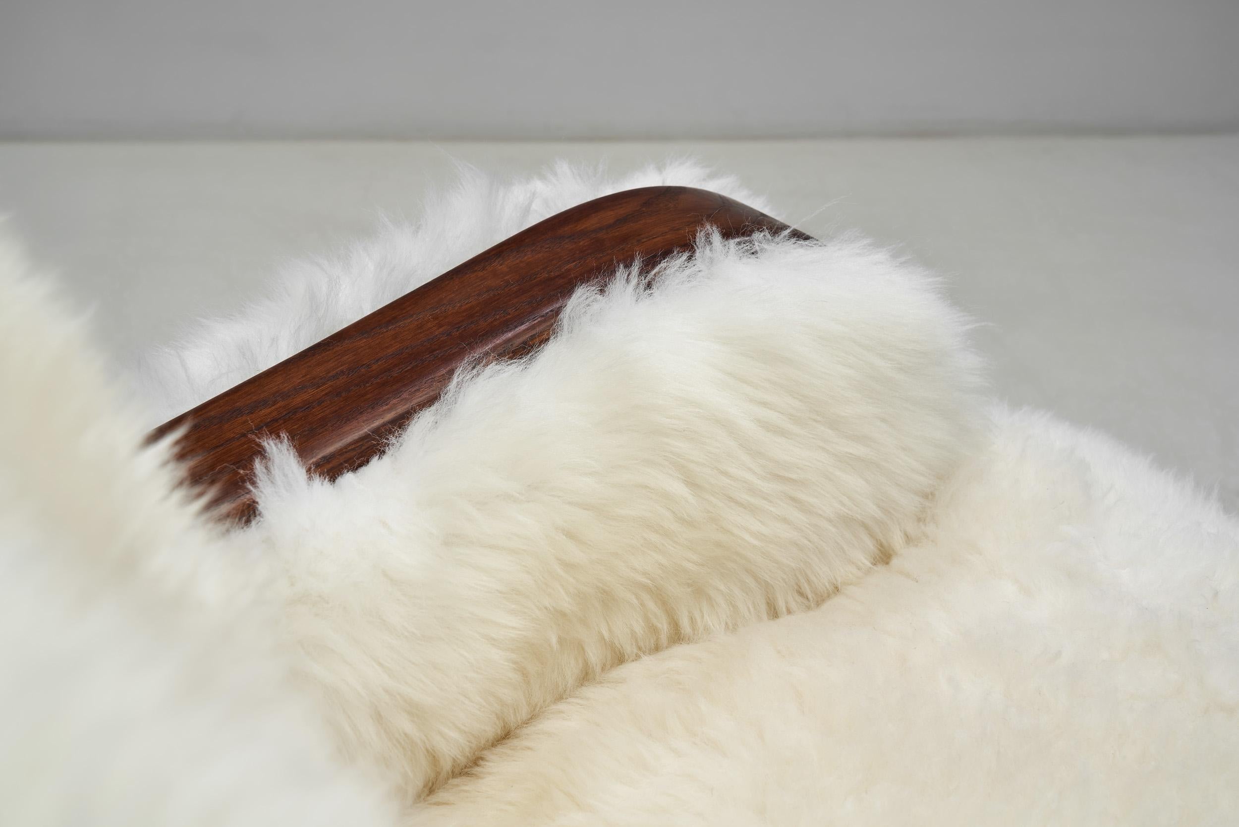 Paire de fauteuils européens en peau de mouton blanche, Europe 20ème siècle en vente 5