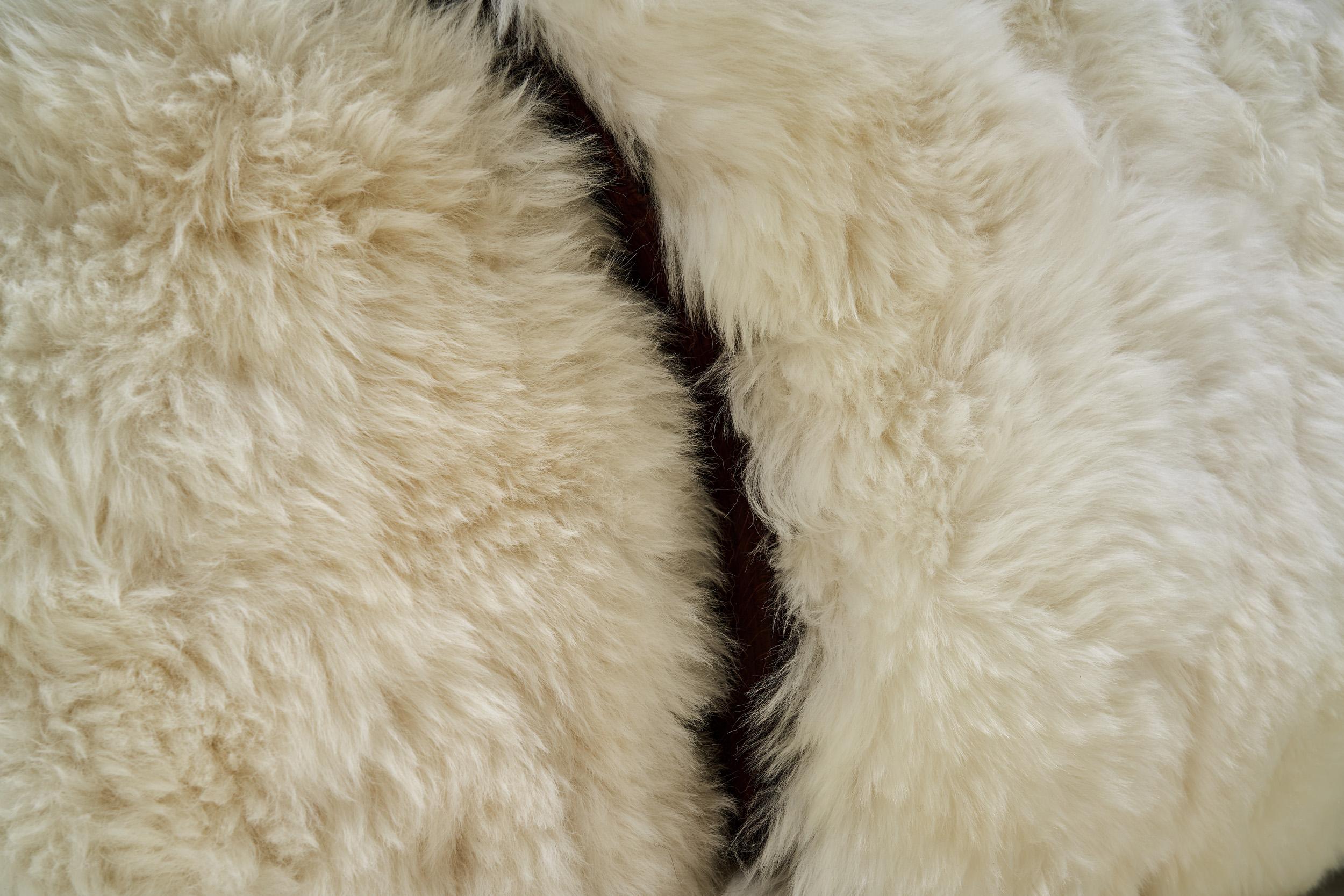Paire de fauteuils européens en peau de mouton blanche, Europe 20ème siècle en vente 7