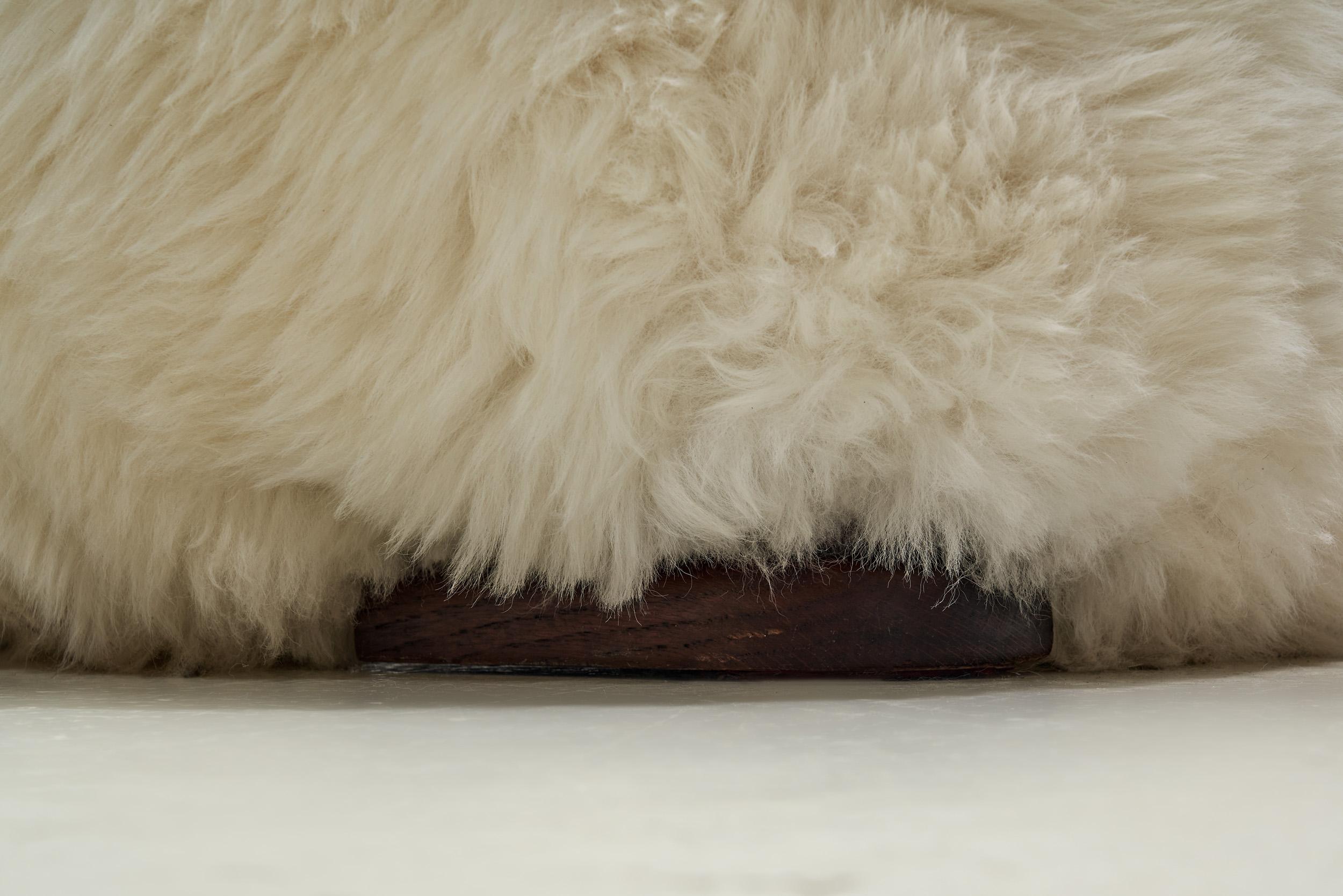 Paire de fauteuils européens en peau de mouton blanche, Europe 20ème siècle en vente 8