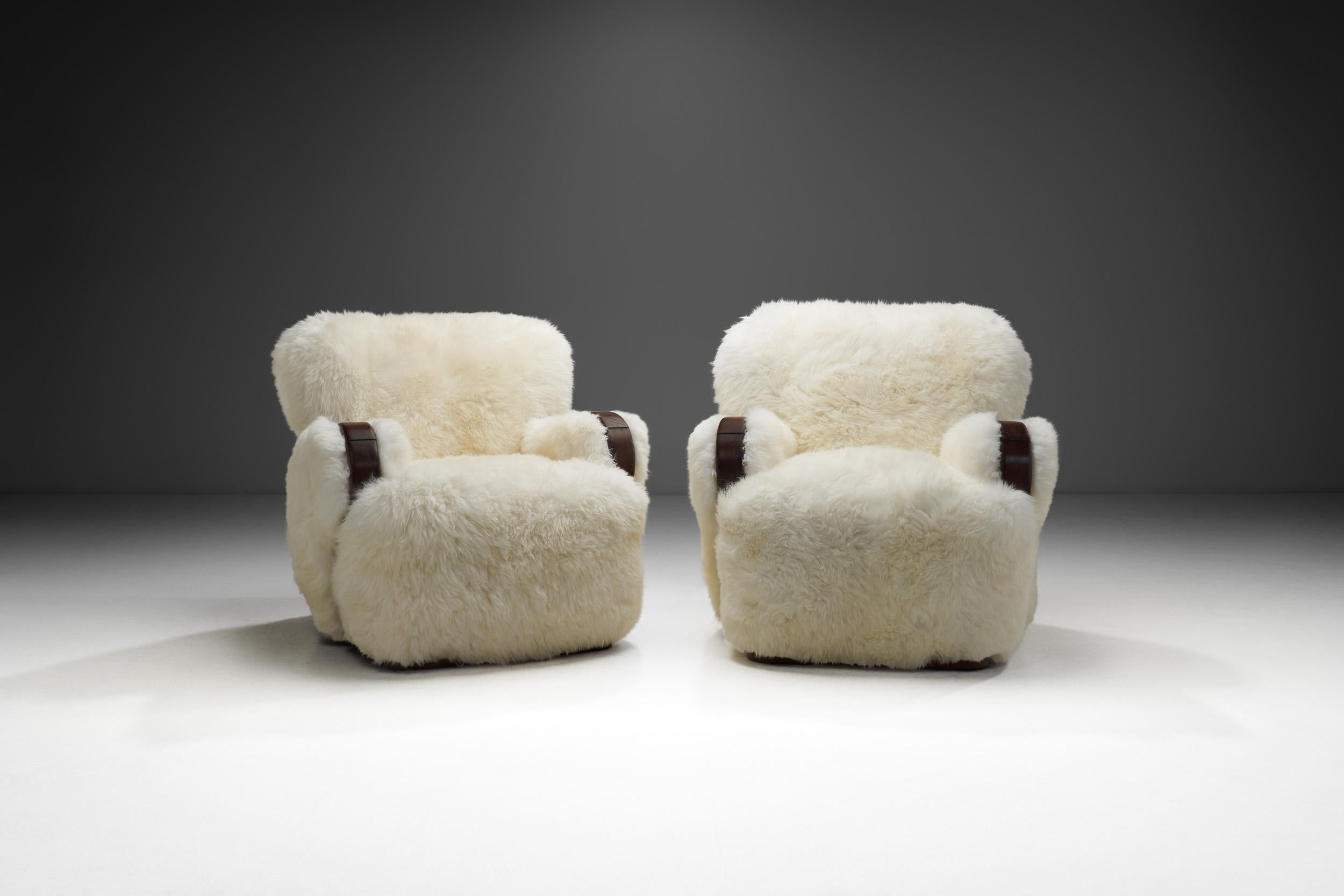 Mid-Century Modern Paire de fauteuils européens en peau de mouton blanche, Europe 20ème siècle en vente