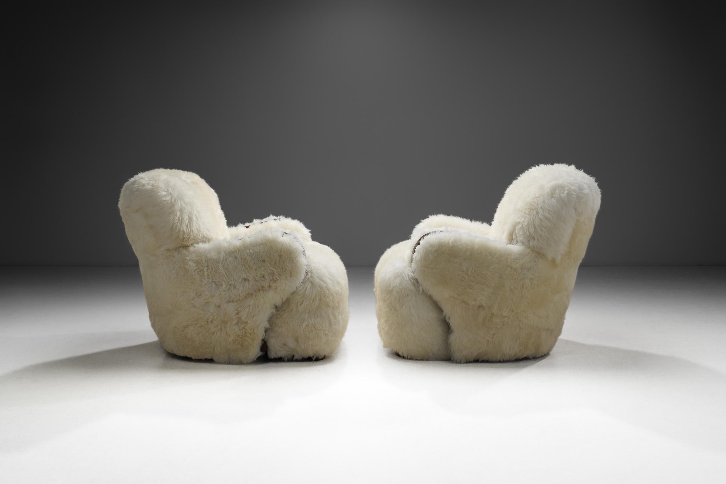 Européen Paire de fauteuils européens en peau de mouton blanche, Europe 20ème siècle en vente