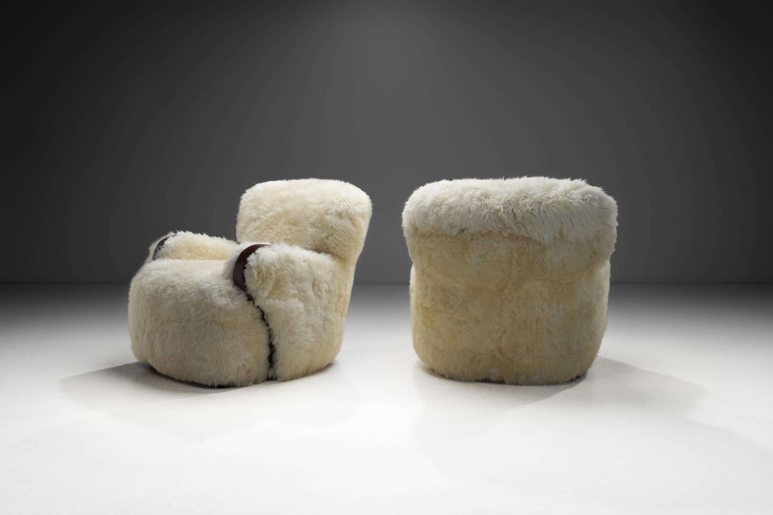 Paire de fauteuils européens en peau de mouton blanche, Europe 20ème siècle Bon état - En vente à Utrecht, NL