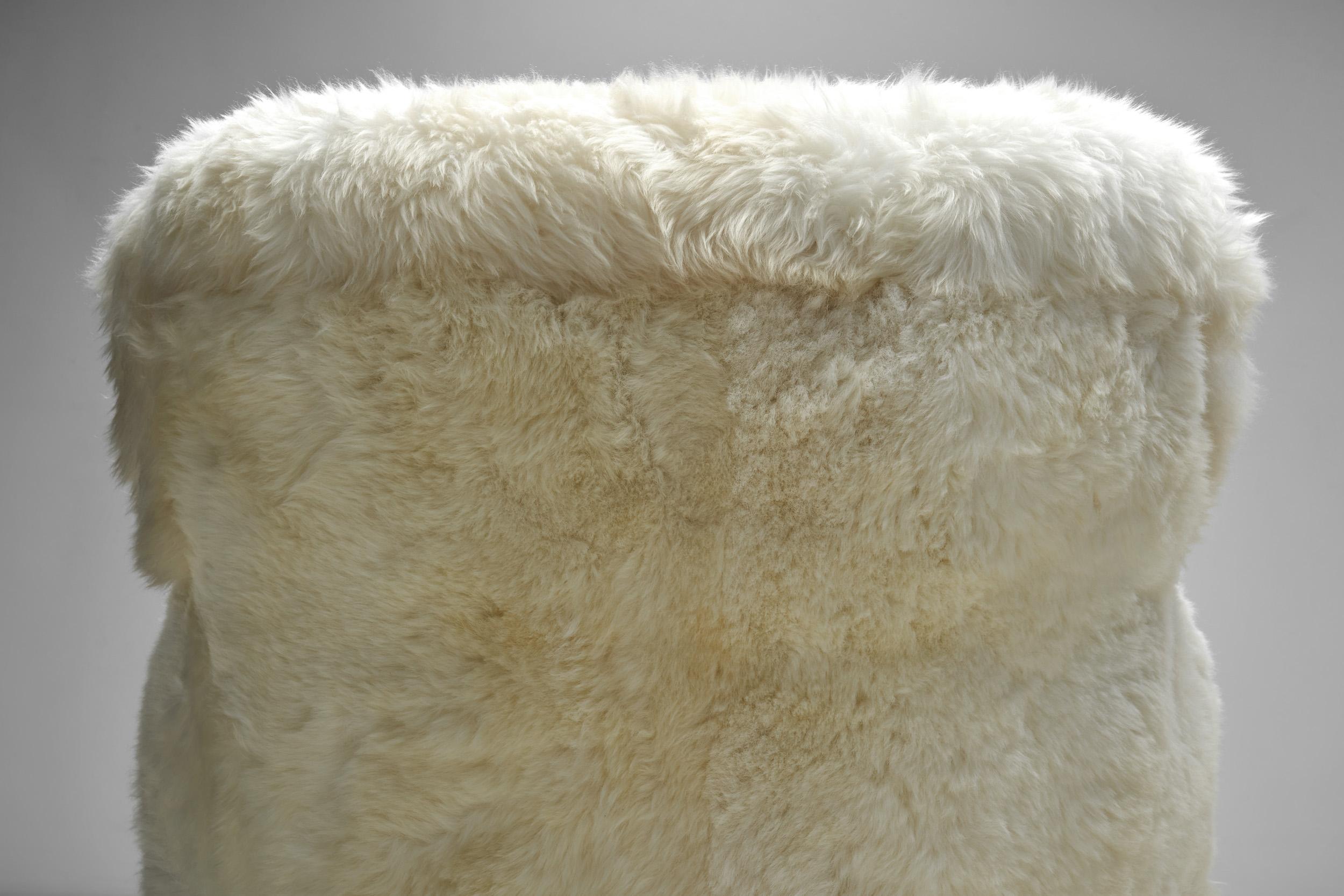 20ième siècle Paire de fauteuils européens en peau de mouton blanche, Europe 20ème siècle en vente
