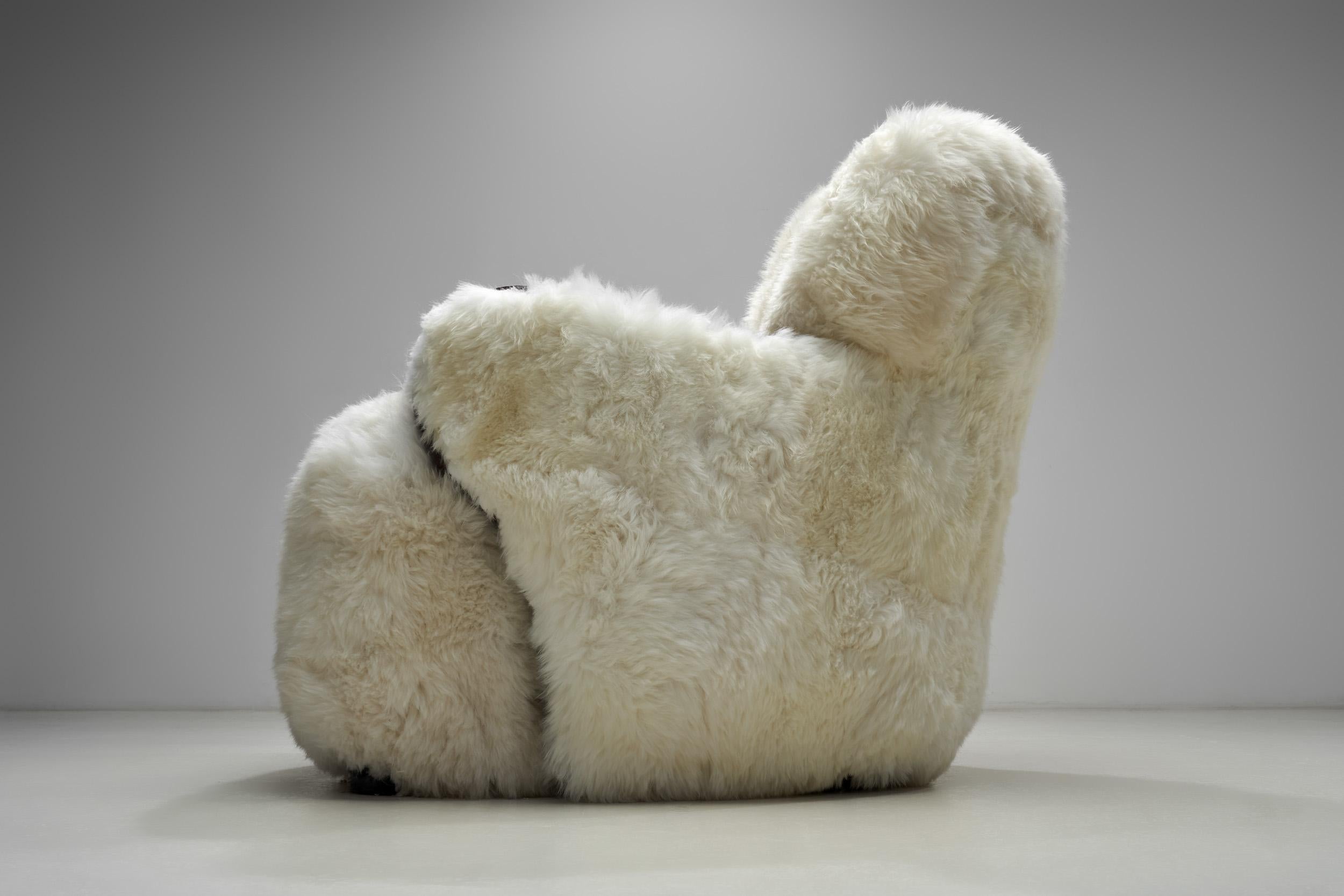 Cuir de mouton Paire de fauteuils européens en peau de mouton blanche, Europe 20ème siècle en vente