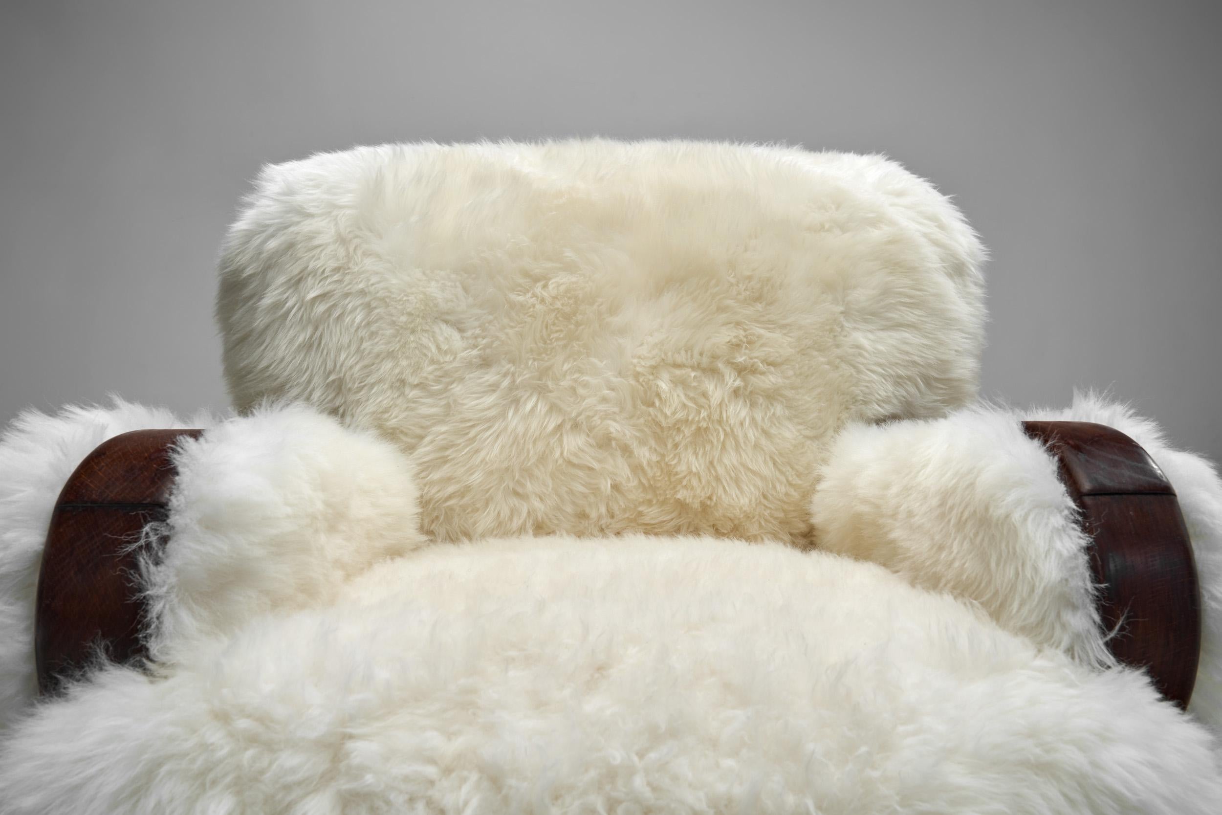 Paire de fauteuils européens en peau de mouton blanche, Europe 20ème siècle en vente 2