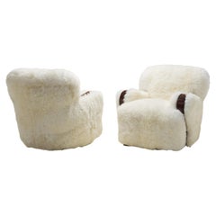 Pareja de sillones europeos de piel de oveja blanca, Europa Siglo XX