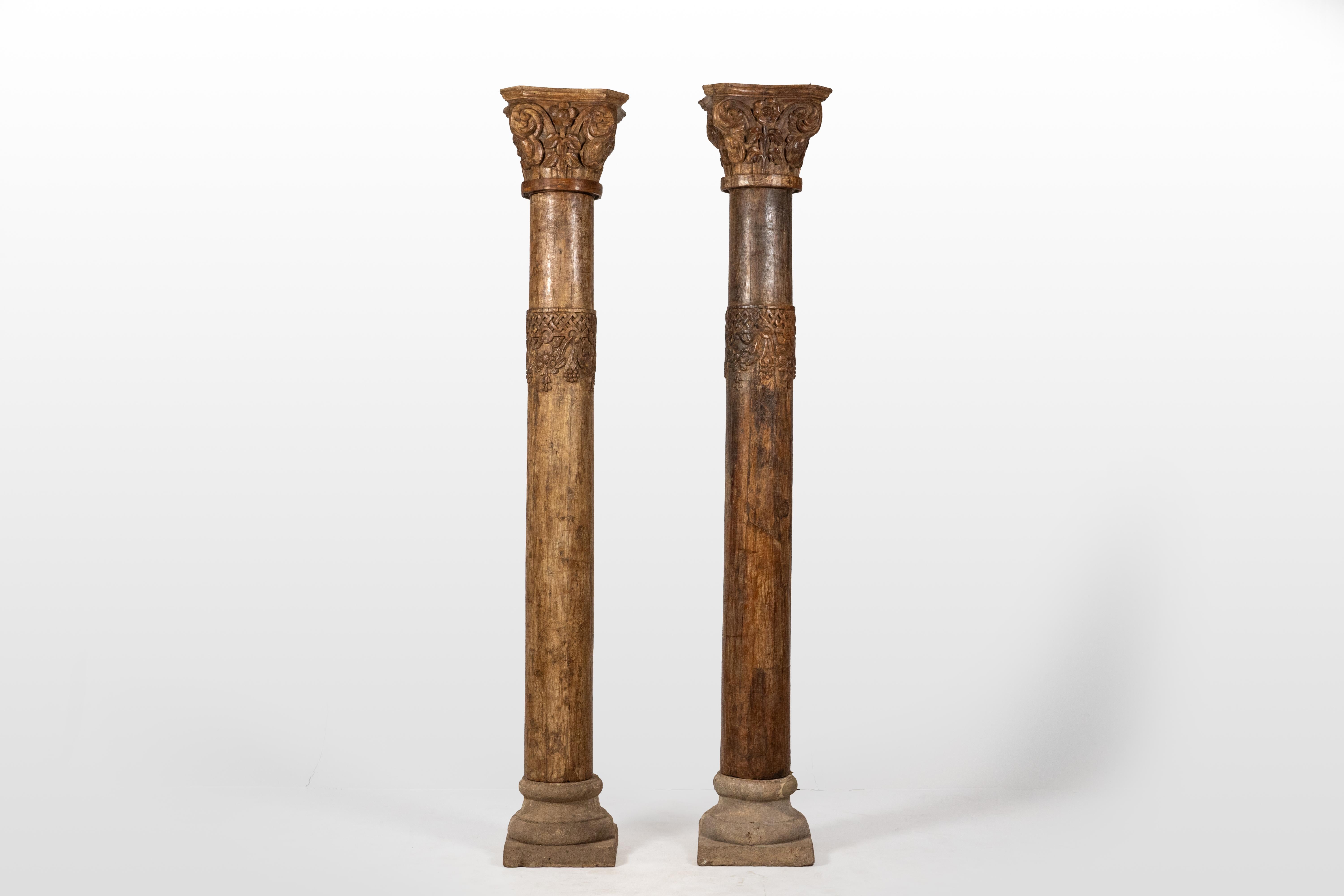 Cette paire exquise de colonnes d'inspiration européenne des années 1880 présente un mélange magistral d'éléments de design britanniques, grecs et indiens. Les chapiteaux corinthiens sont ornés de feuilles d'acanthe, de noix de bétel et de