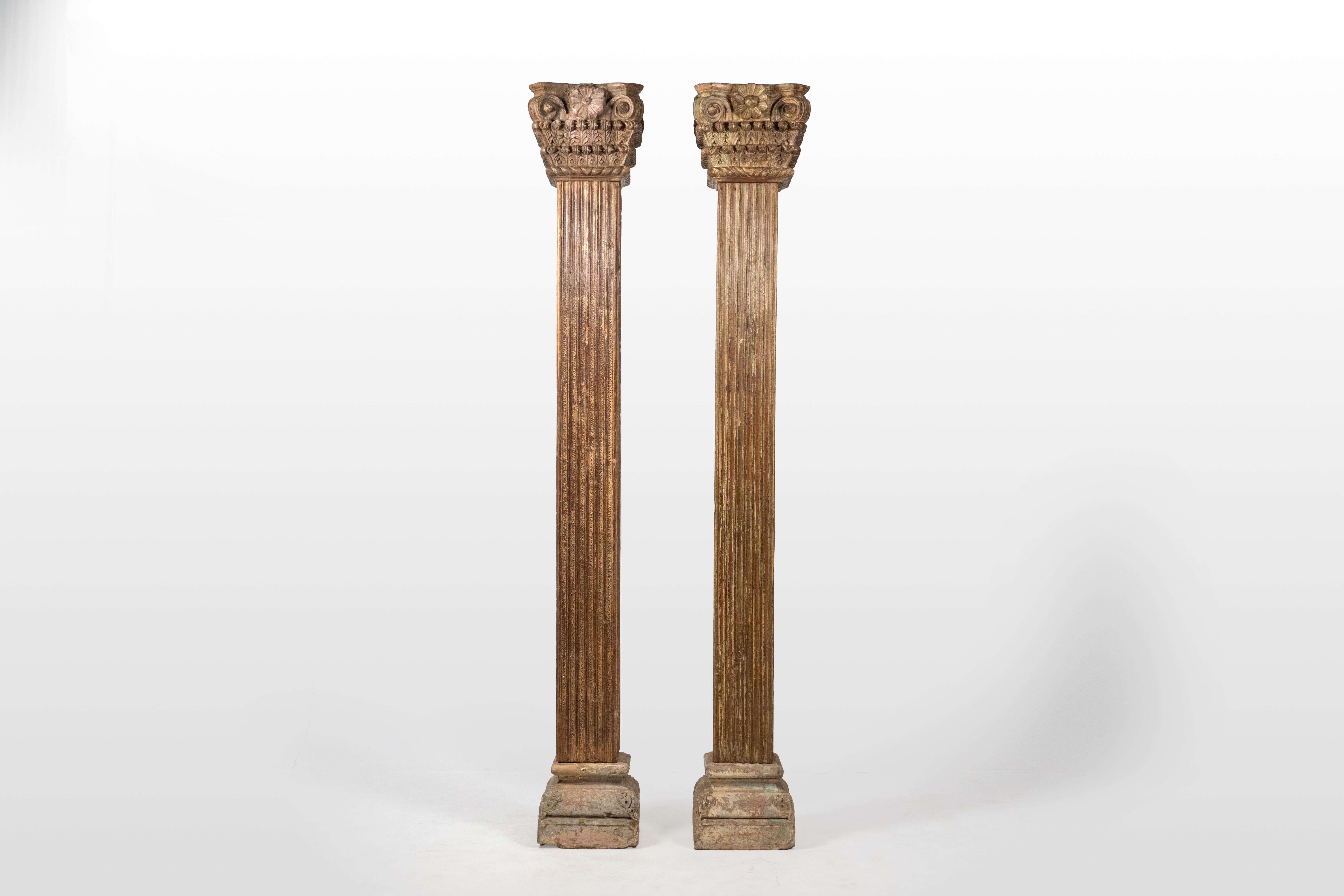 Cette paire unique de colonnes d'inspiration européenne des années 1900 présente un design unique trouvé exclusivement en Inde. Les chapiteaux sont ornés de feuilles d'acanthe, fusionnant les éléments ioniques et corinthiens de l'architecture