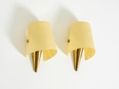 Una coppia di eccezionali lampade da parete in ottone in stile Mid-Century Modern con paralume in fibra di vetro