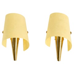 Una coppia di eccezionali lampade da parete in ottone in stile Mid-Century Modern con paralume in fibra di vetro